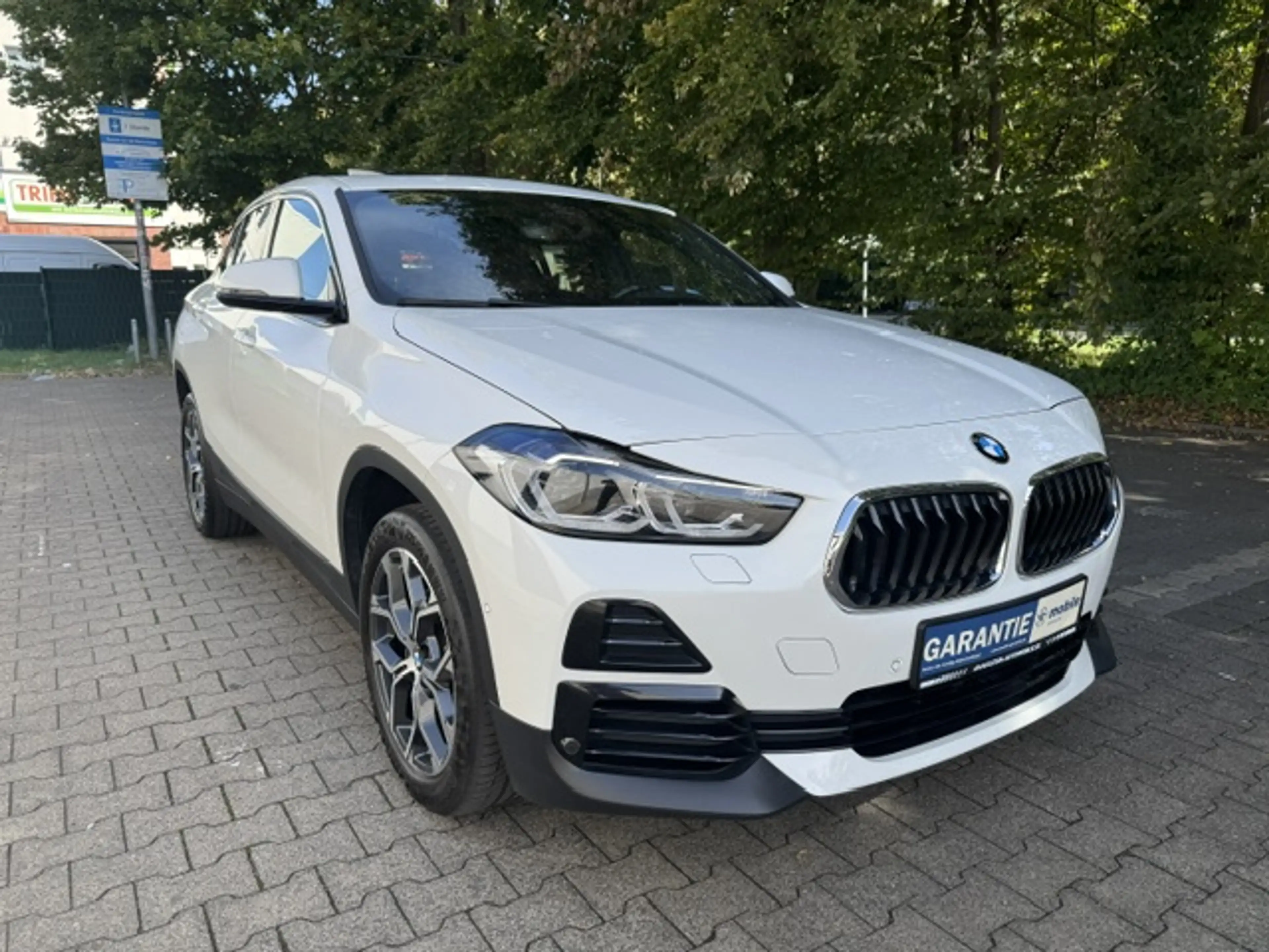 BMW X2 sDrive 18 d Advantage Plus*M-SHADOW LINE*SCHECKHEFT*PANORAMADACH*AMBIENTE* — photo 3
