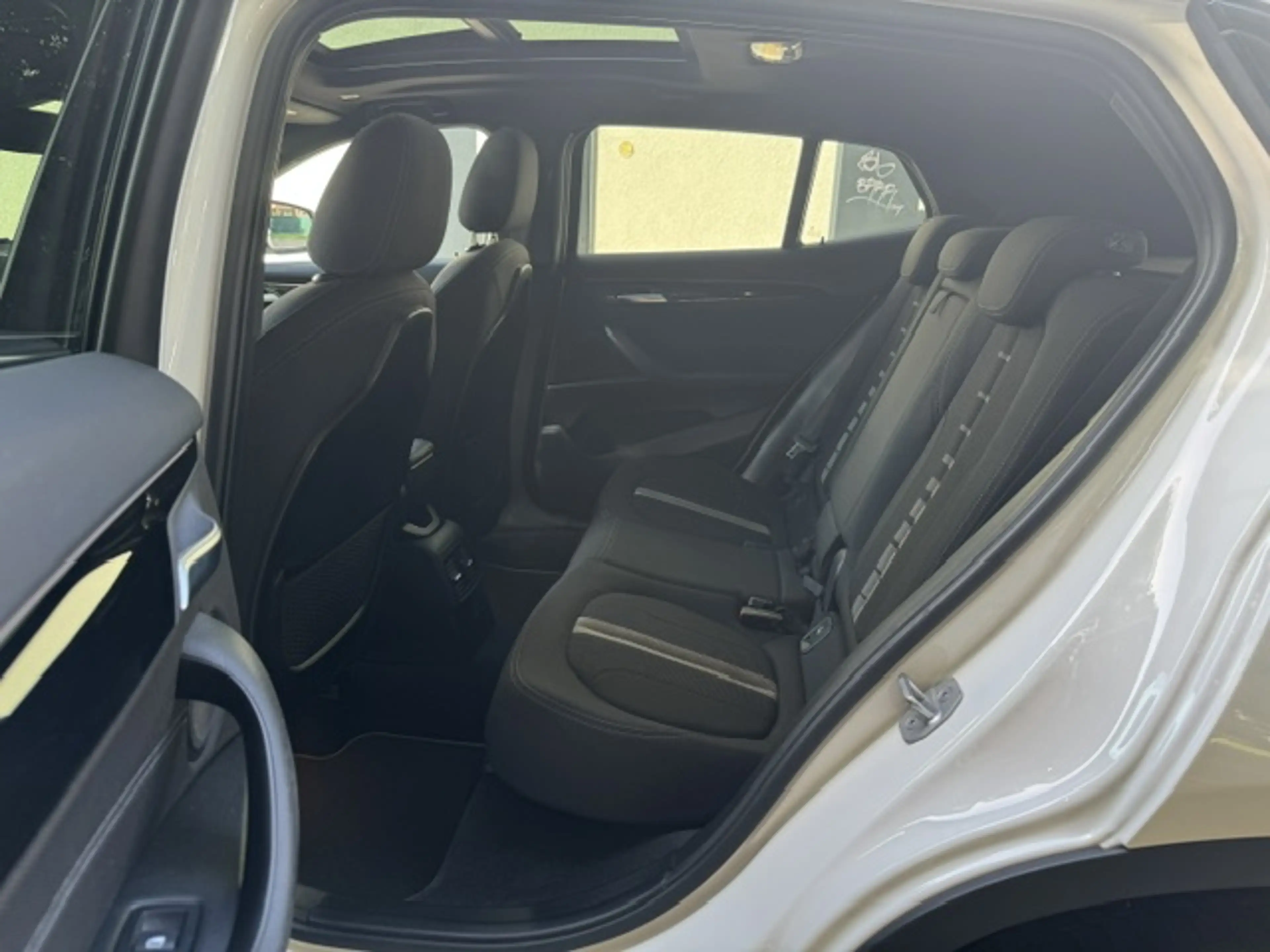 BMW X2 sDrive 18 d Advantage Plus*M-SHADOW LINE*SCHECKHEFT*PANORAMADACH*AMBIENTE* — photo 13