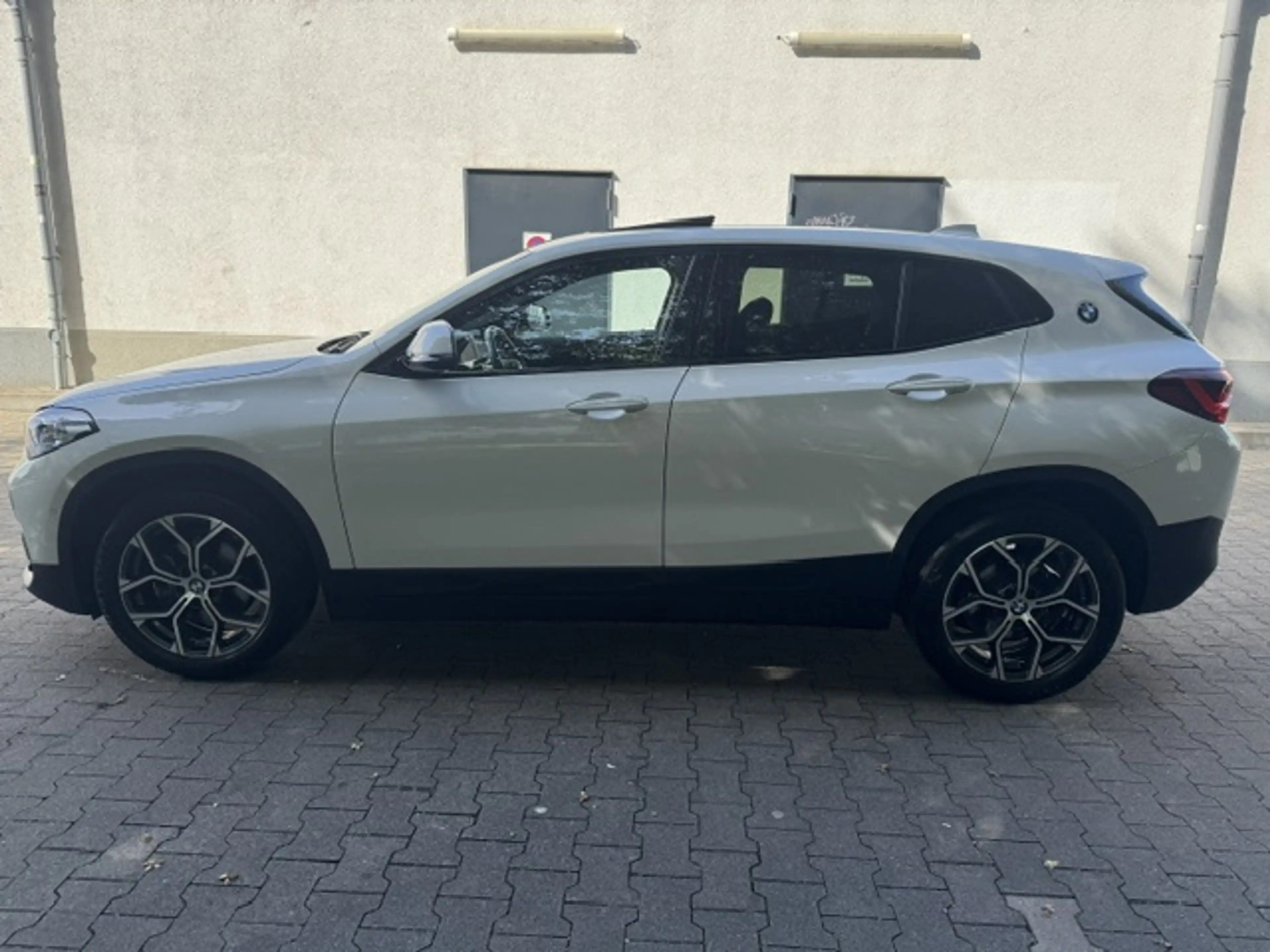 BMW X2 sDrive 18 d Advantage Plus*M-SHADOW LINE*SCHECKHEFT*PANORAMADACH*AMBIENTE* — photo 8