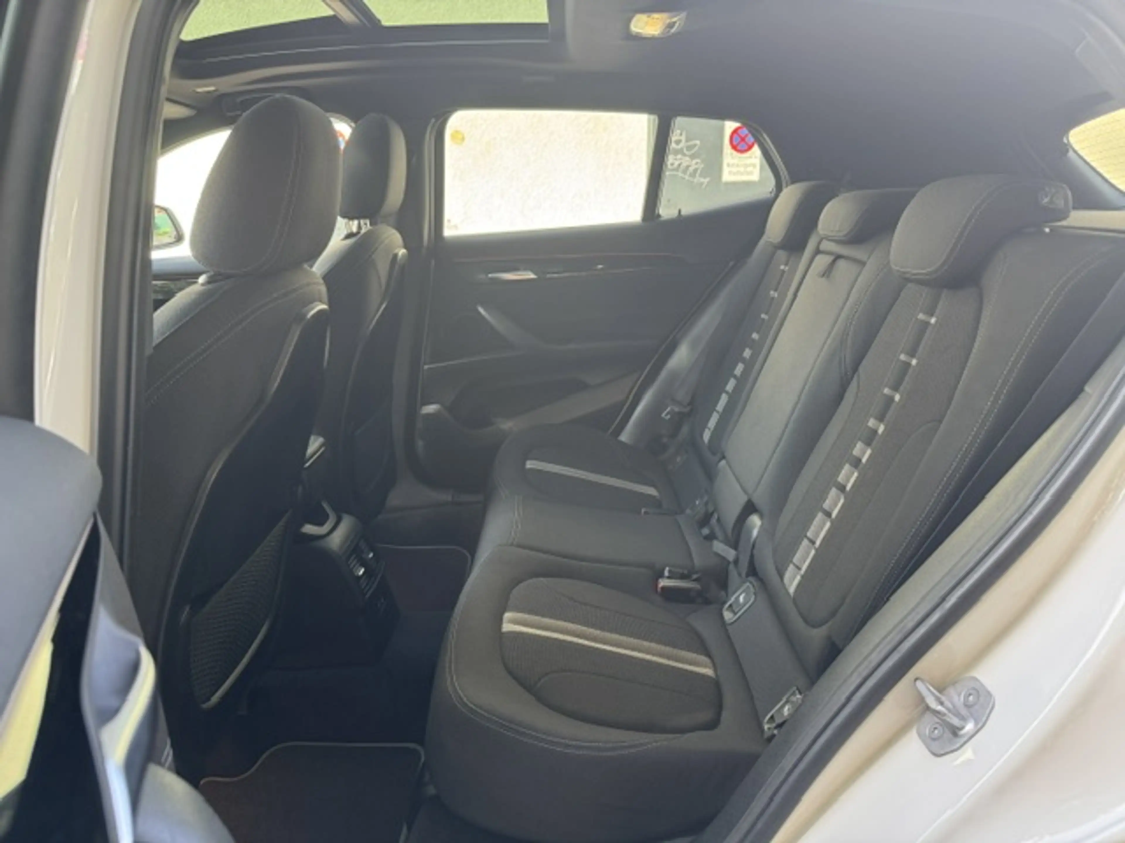 BMW X2 sDrive 18 d Advantage Plus*M-SHADOW LINE*SCHECKHEFT*PANORAMADACH*AMBIENTE* — photo 14