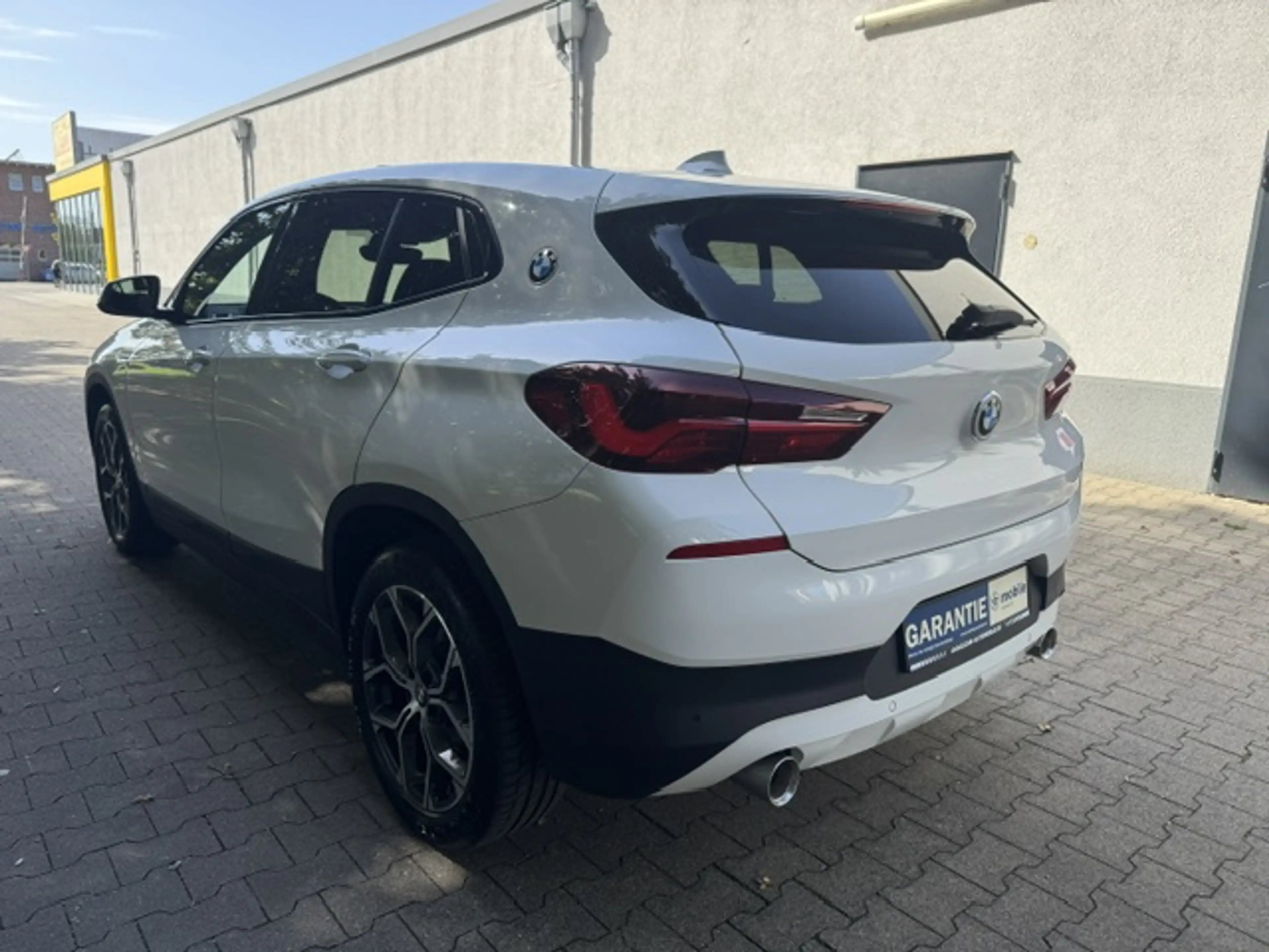 BMW X2 sDrive 18 d Advantage Plus*M-SHADOW LINE*SCHECKHEFT*PANORAMADACH*AMBIENTE* — photo 7