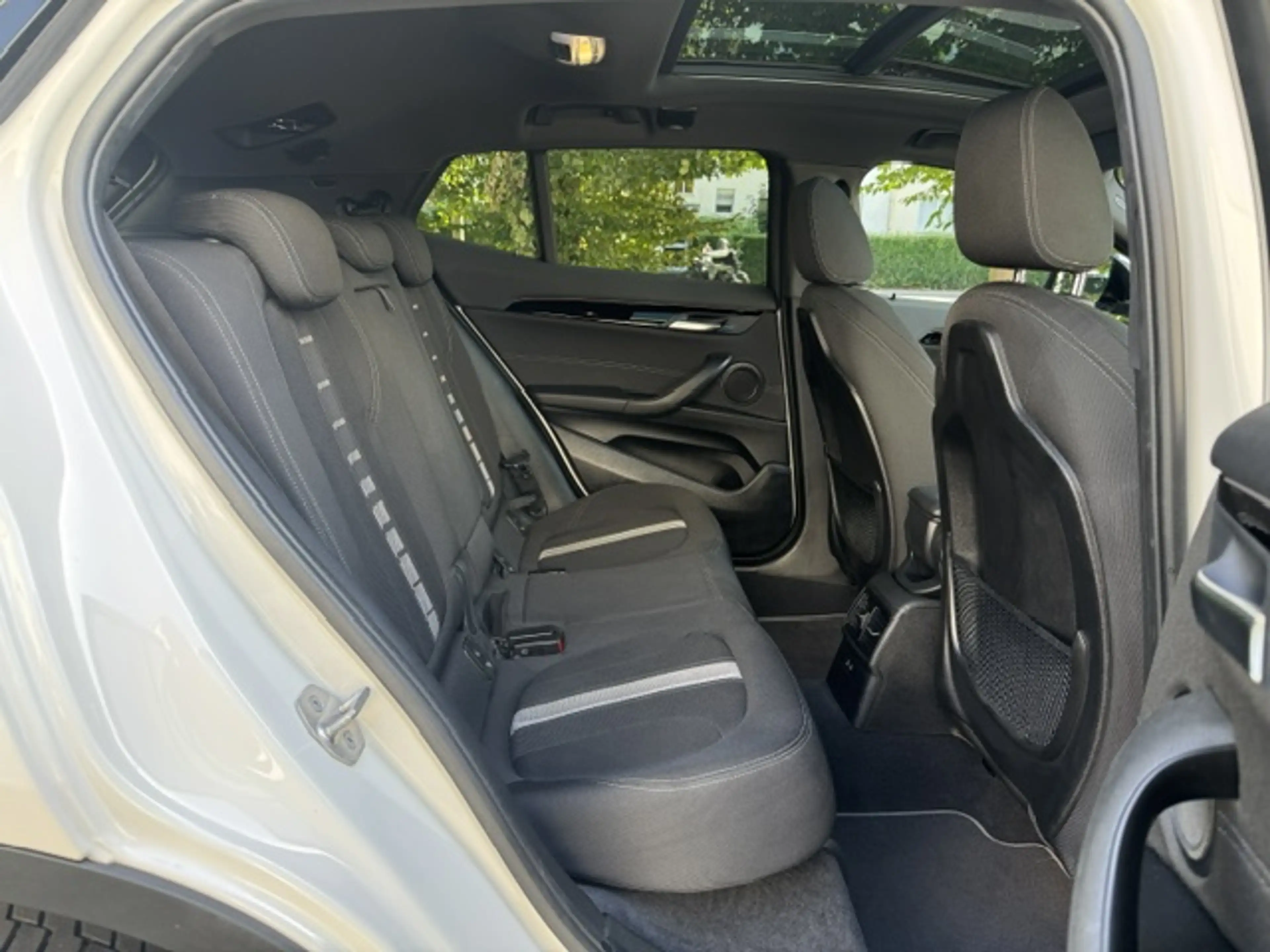 BMW X2 sDrive 18 d Advantage Plus*M-SHADOW LINE*SCHECKHEFT*PANORAMADACH*AMBIENTE* — photo 11