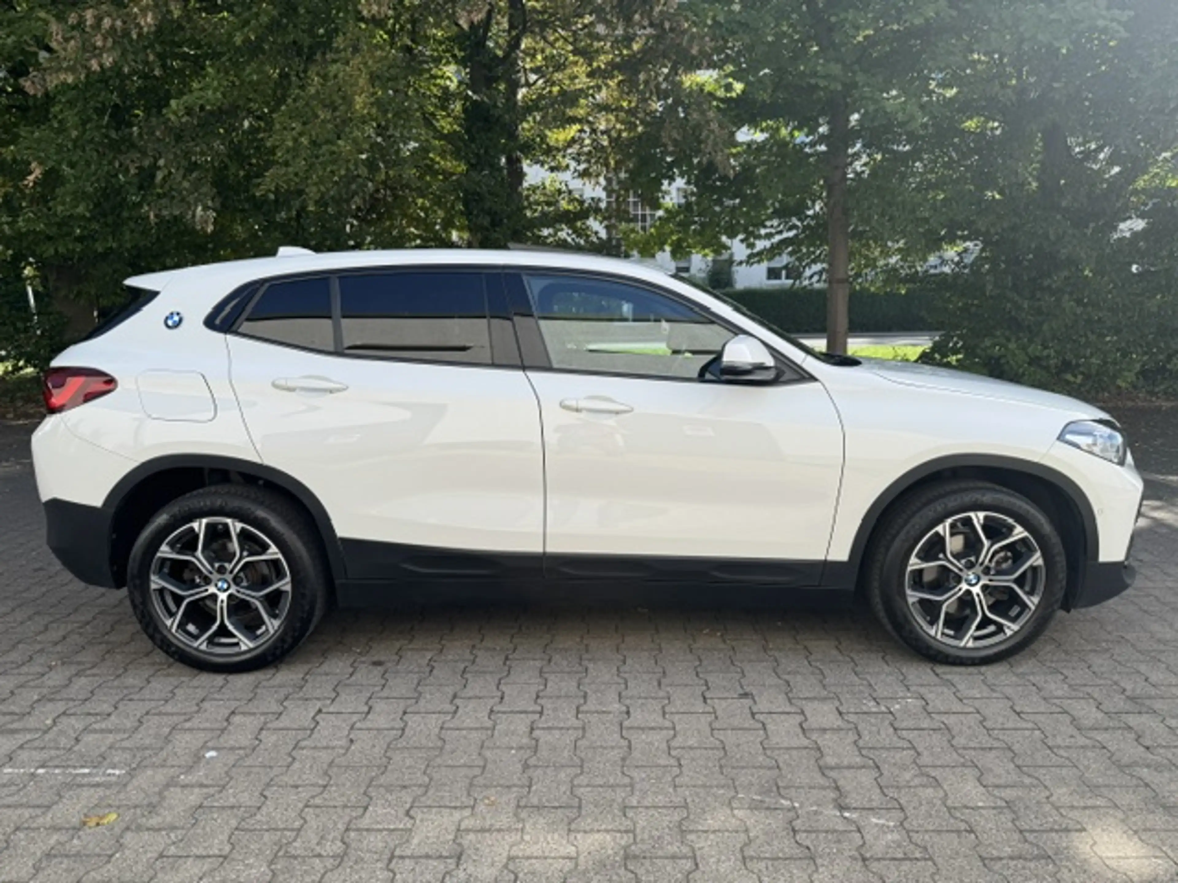 BMW X2 sDrive 18 d Advantage Plus*M-SHADOW LINE*SCHECKHEFT*PANORAMADACH*AMBIENTE* — photo 4