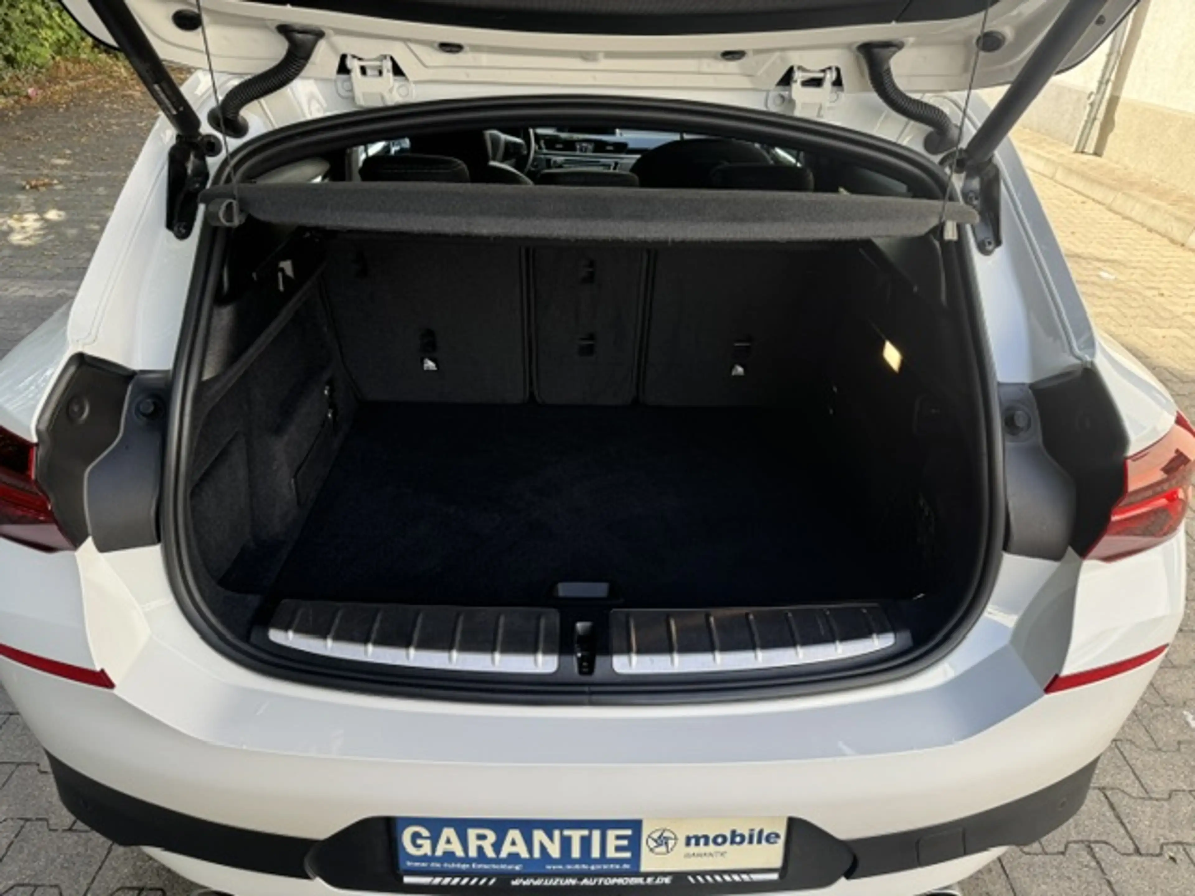 BMW X2 sDrive 18 d Advantage Plus*M-SHADOW LINE*SCHECKHEFT*PANORAMADACH*AMBIENTE* — photo 9