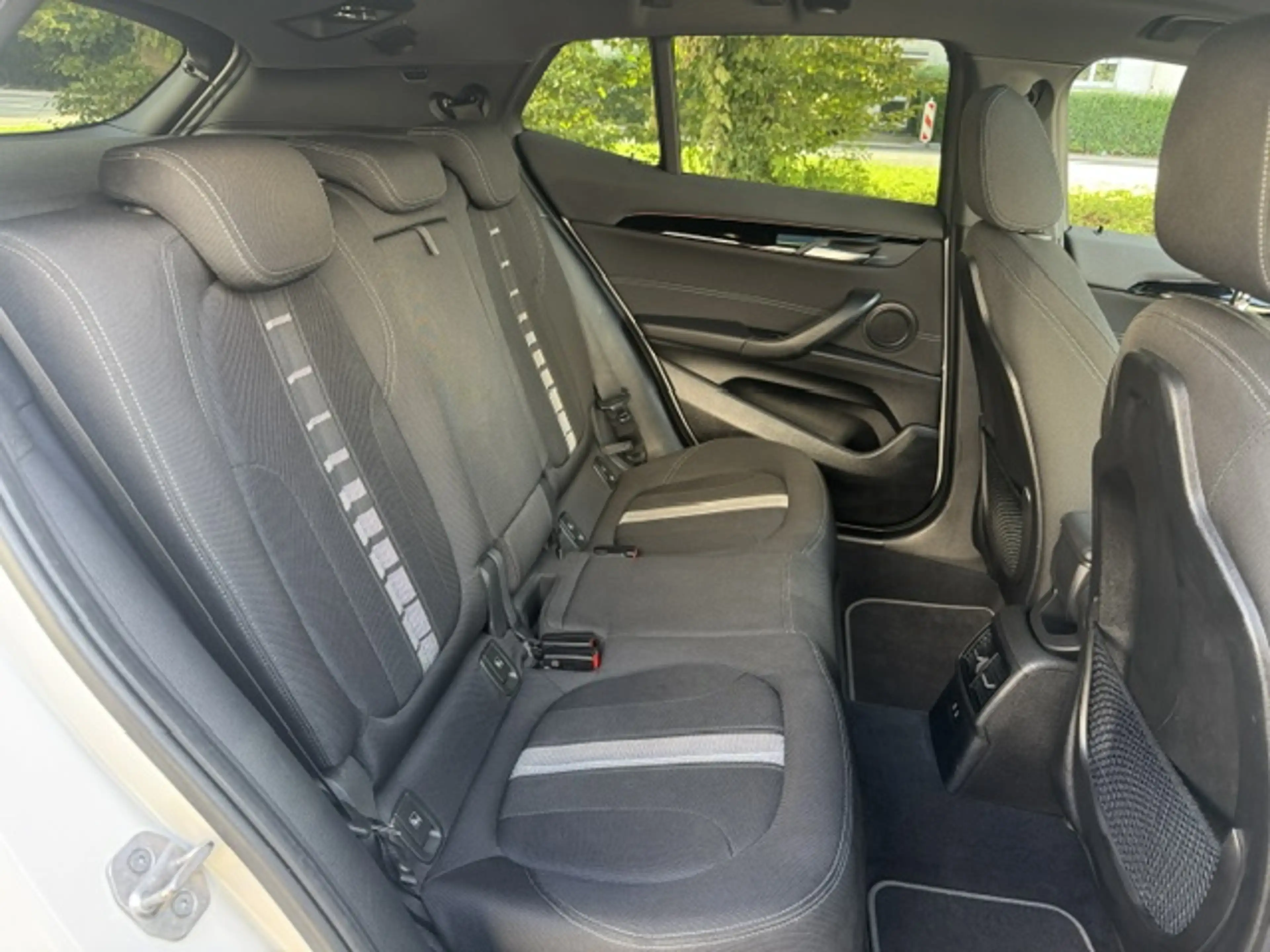 BMW X2 sDrive 18 d Advantage Plus*M-SHADOW LINE*SCHECKHEFT*PANORAMADACH*AMBIENTE* — photo 12