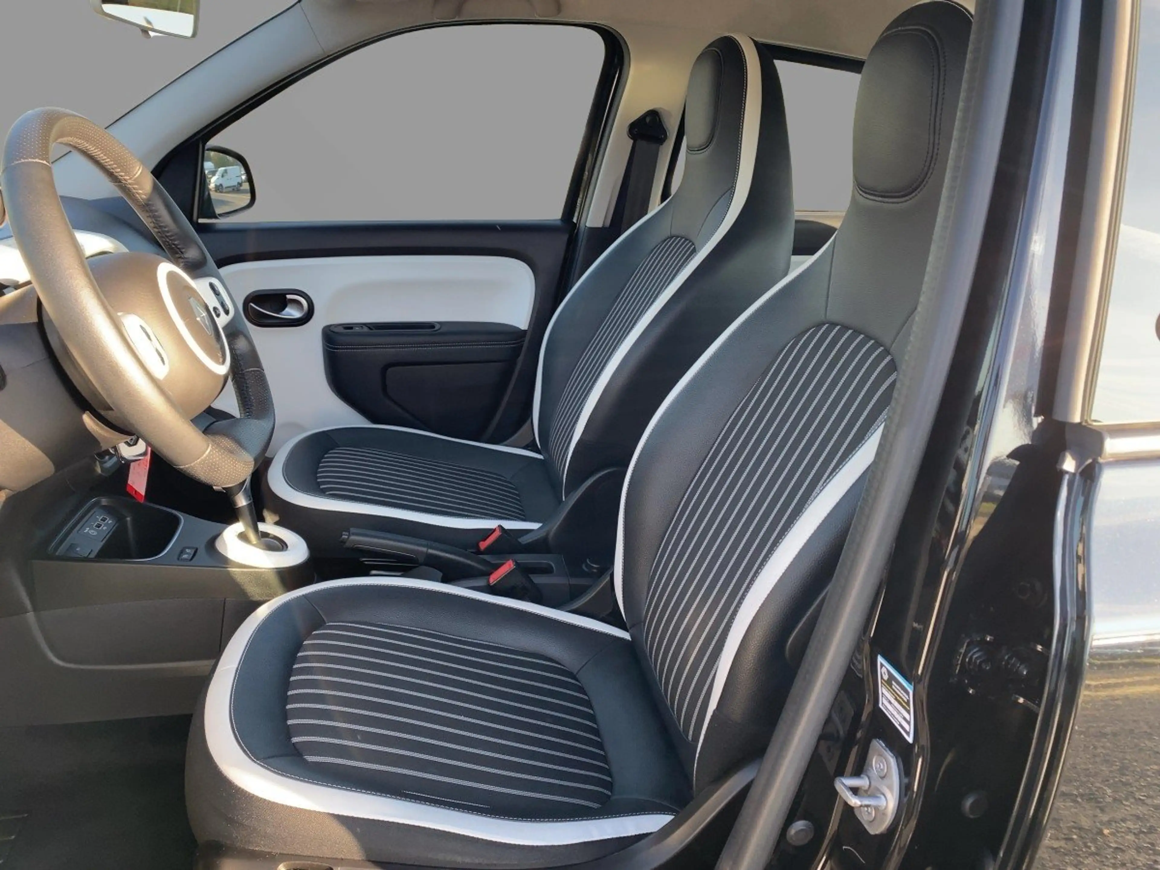 Renault Twingo Intens Electric CAM*LED*NAVI*SHZ*PDC*AUT — photo 8