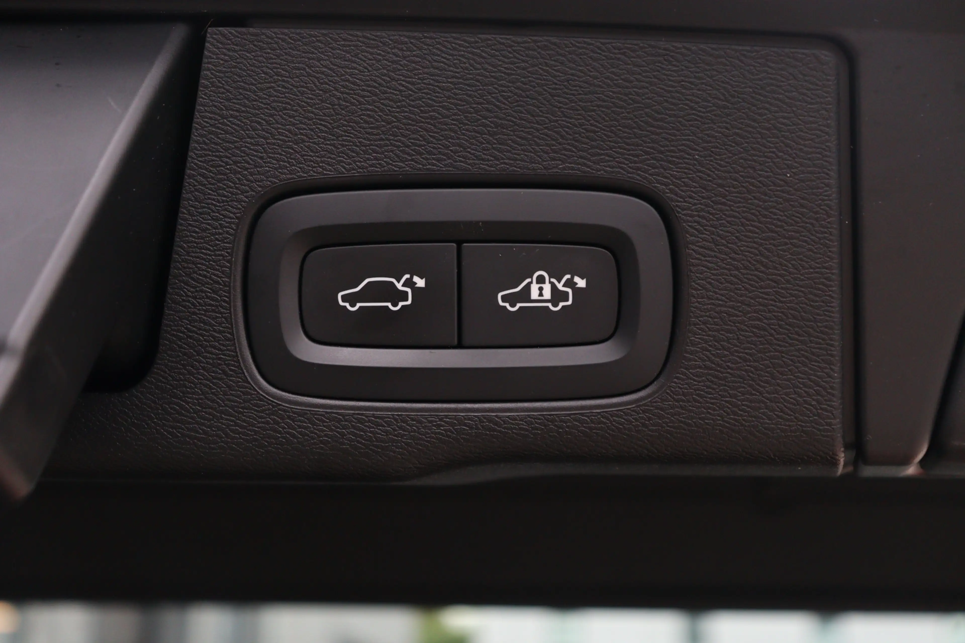 Volvo XC60 2.0 T6 Plug-in hybrid AWD Plus Dark | Pano | Trekh — photo 18