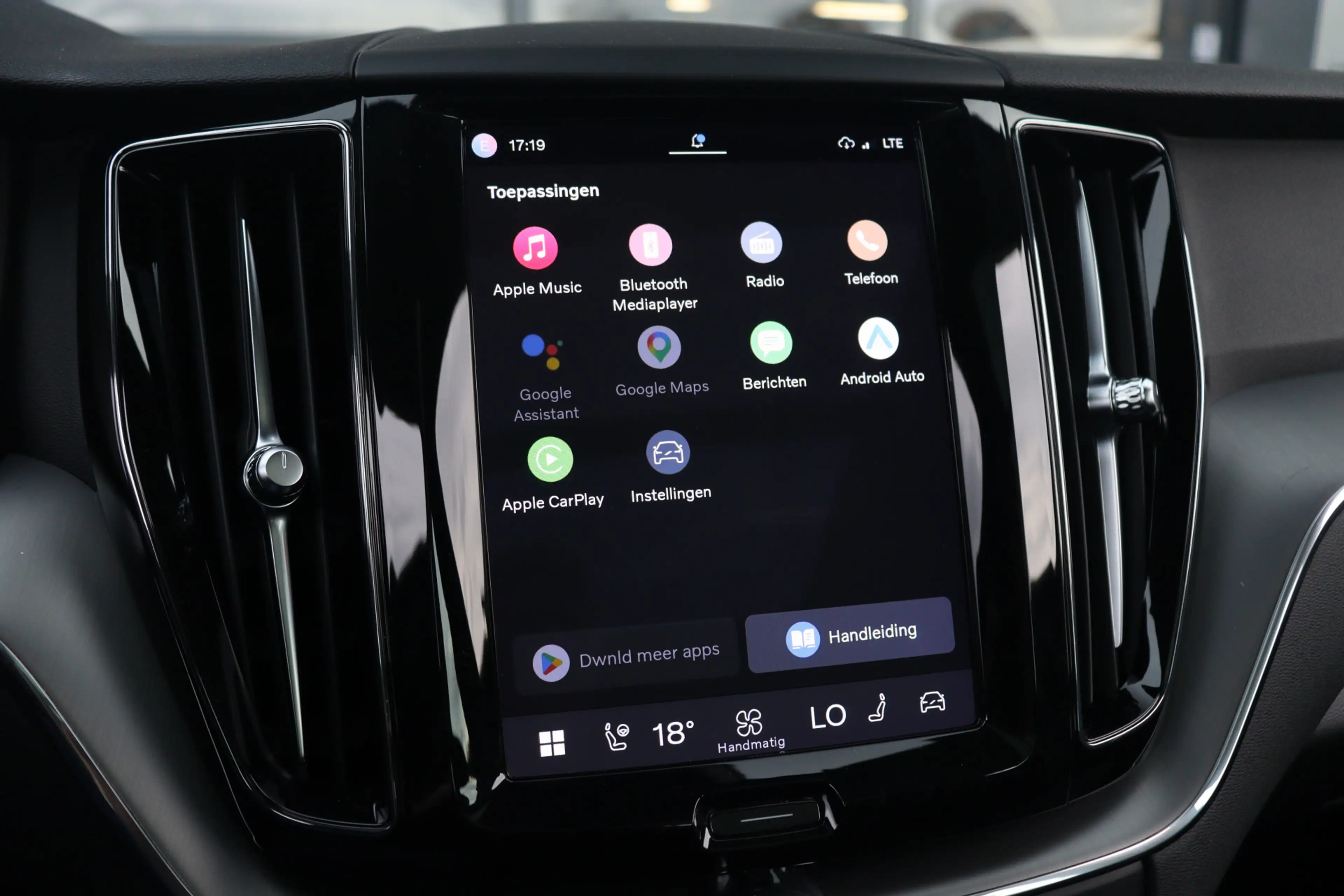 Volvo XC60 2.0 T6 Plug-in hybrid AWD Plus Dark | Pano | Trekh — photo 26