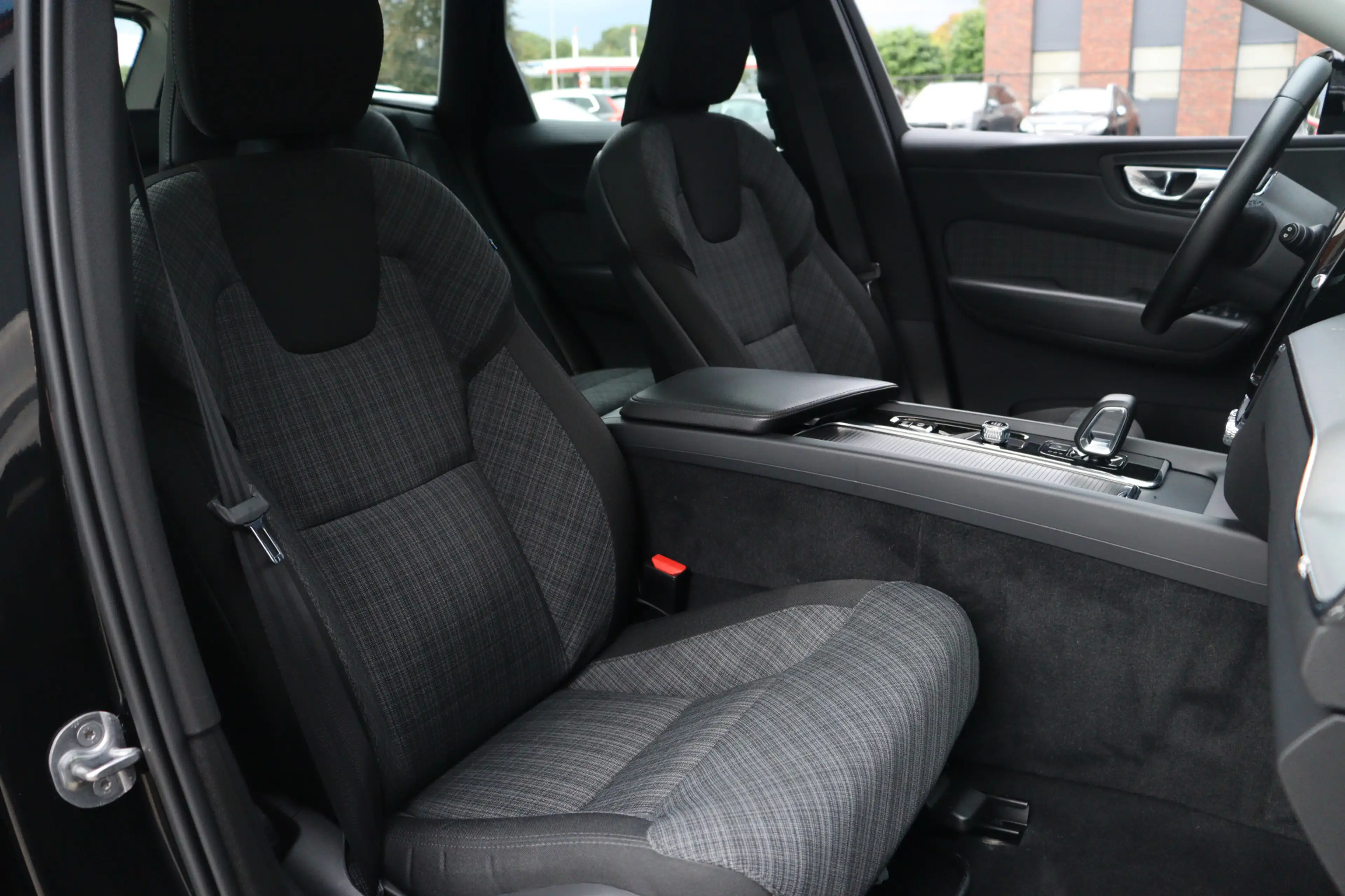 Volvo XC60 2.0 T6 Plug-in hybrid AWD Plus Dark | Pano | Trekh — photo 13