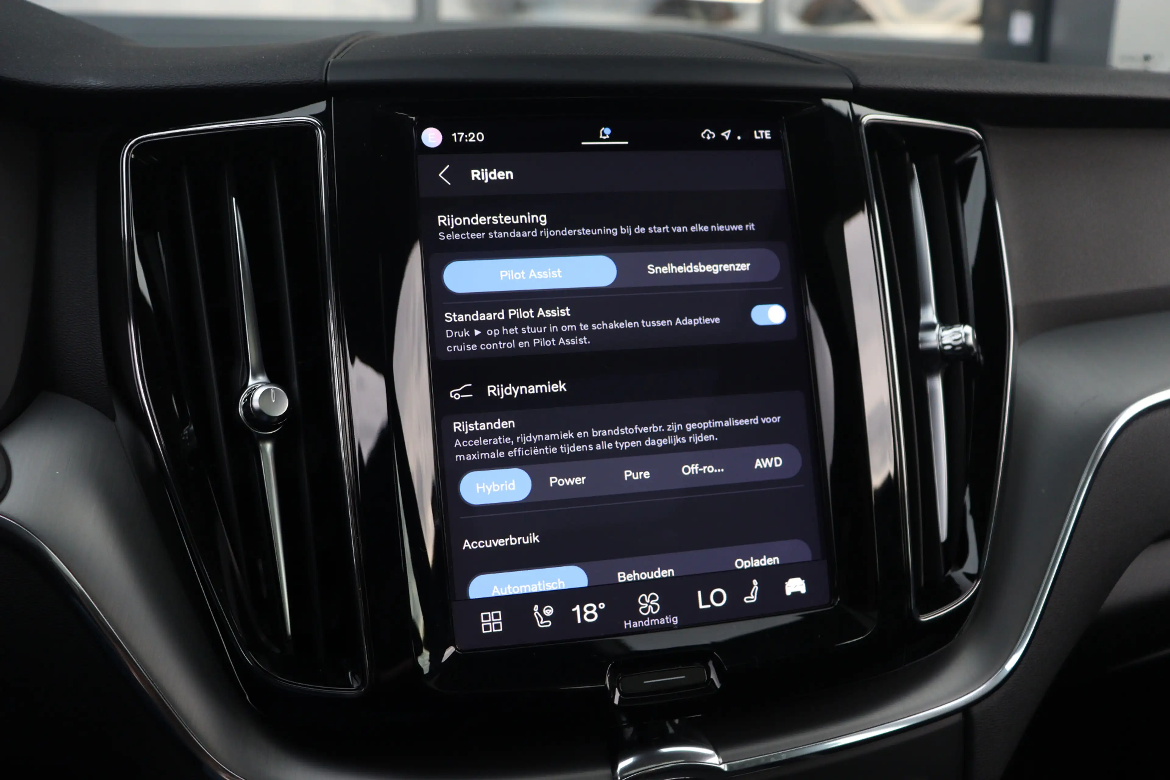 Volvo XC60 2.0 T6 Plug-in hybrid AWD Plus Dark | Pano | Trekh — photo 31