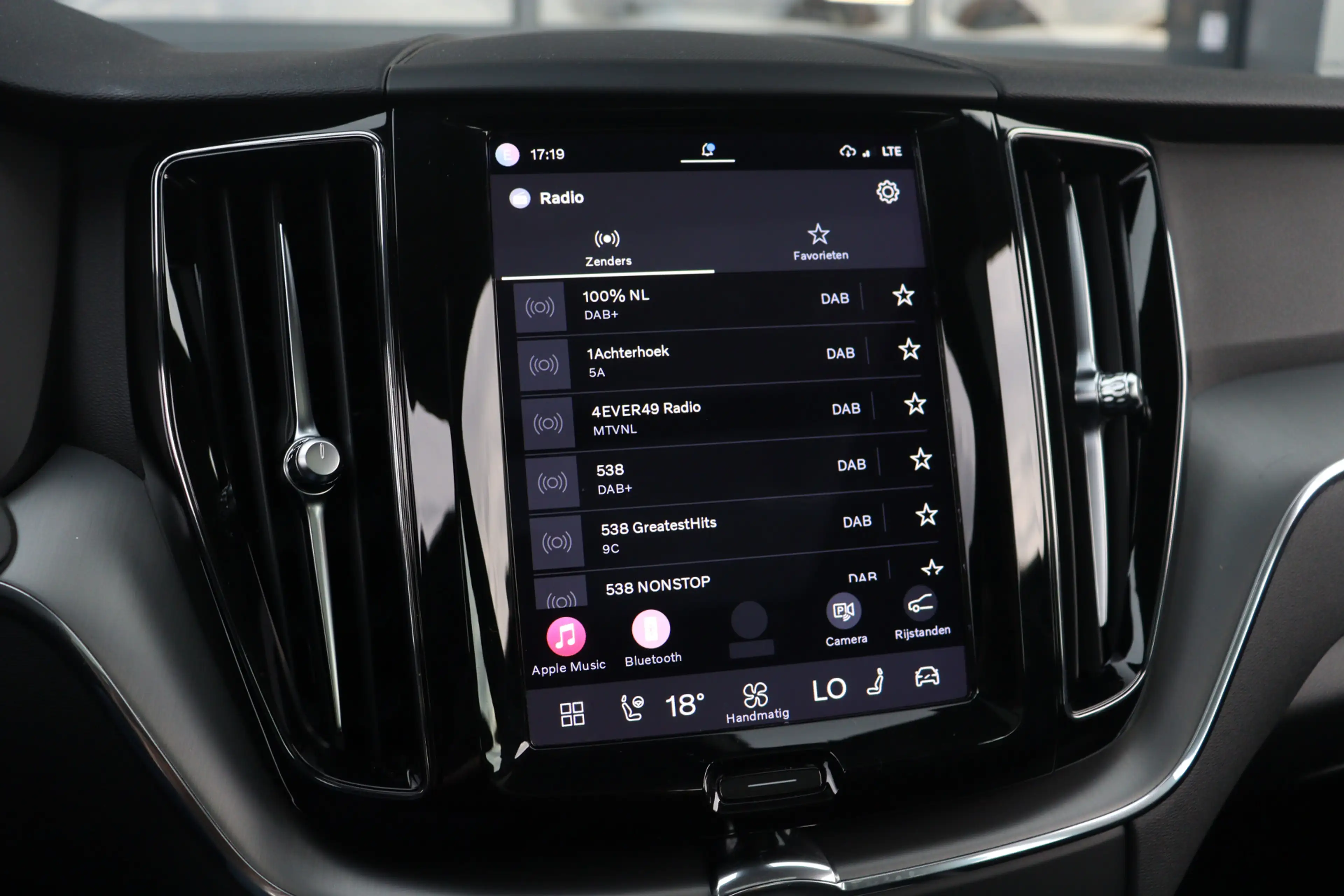 Volvo XC60 2.0 T6 Plug-in hybrid AWD Plus Dark | Pano | Trekh — photo 24