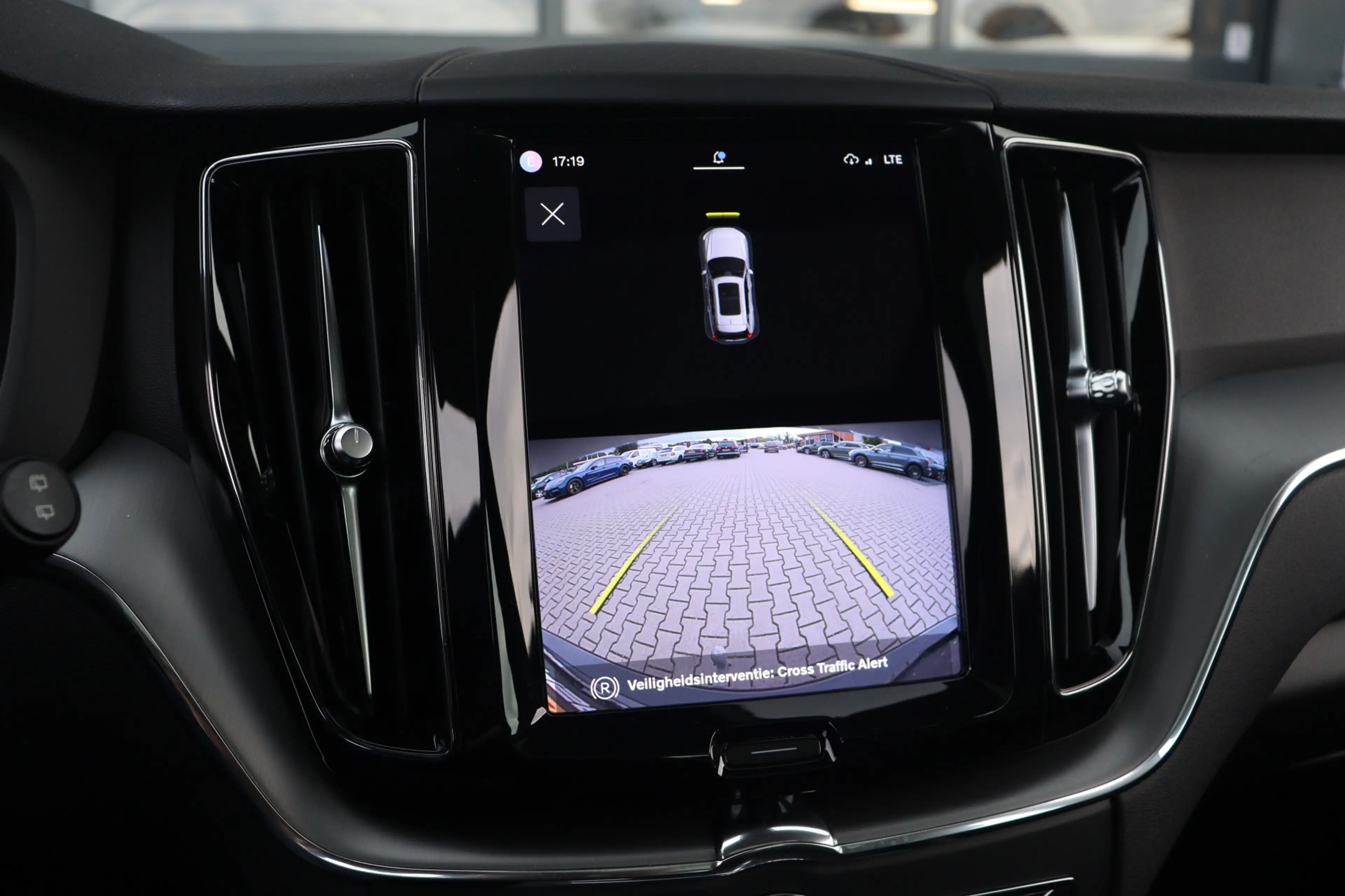 Volvo XC60 2.0 T6 Plug-in hybrid AWD Plus Dark | Pano | Trekh — photo 23