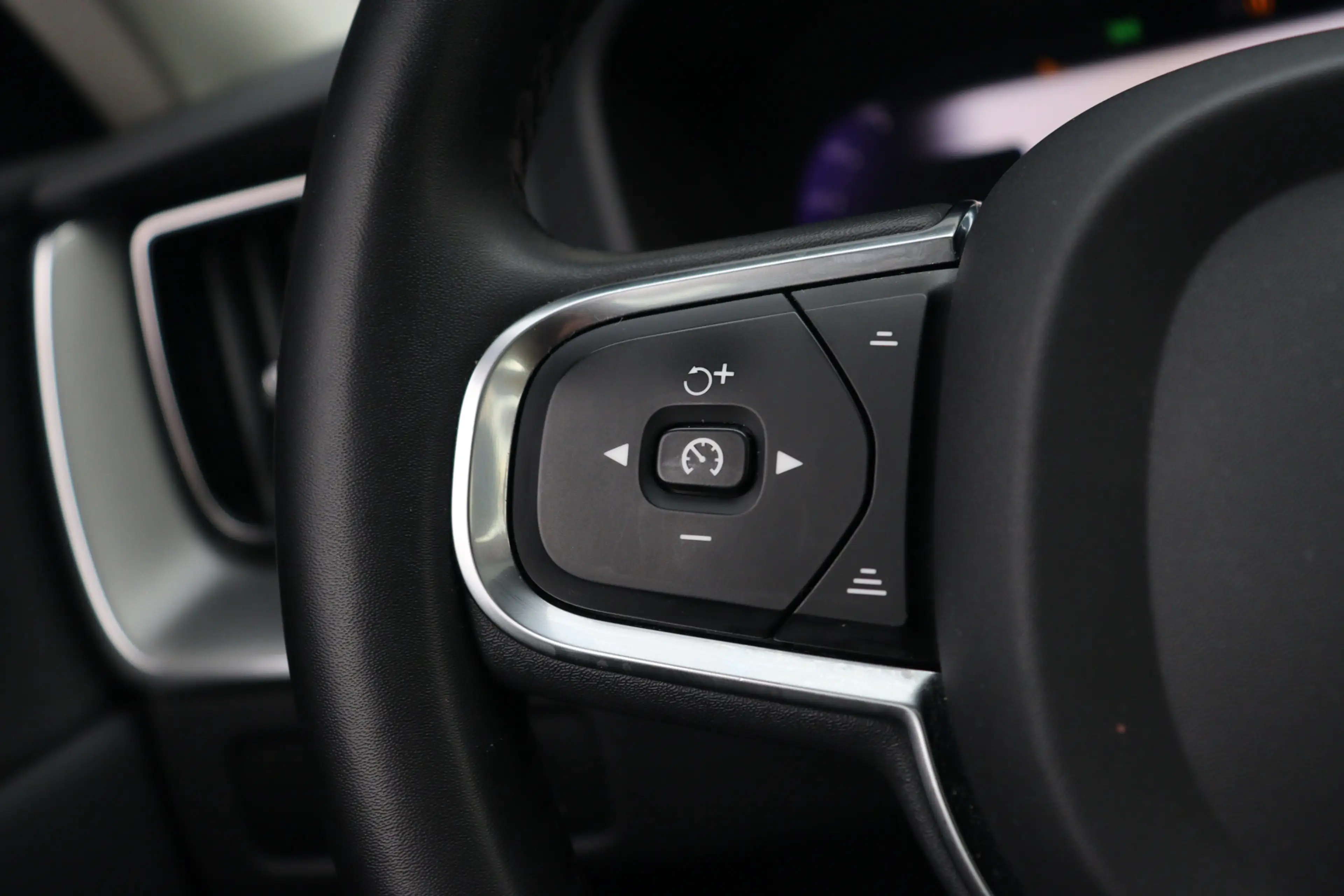 Volvo XC60 2.0 T6 Plug-in hybrid AWD Plus Dark | Pano | Trekh — photo 21