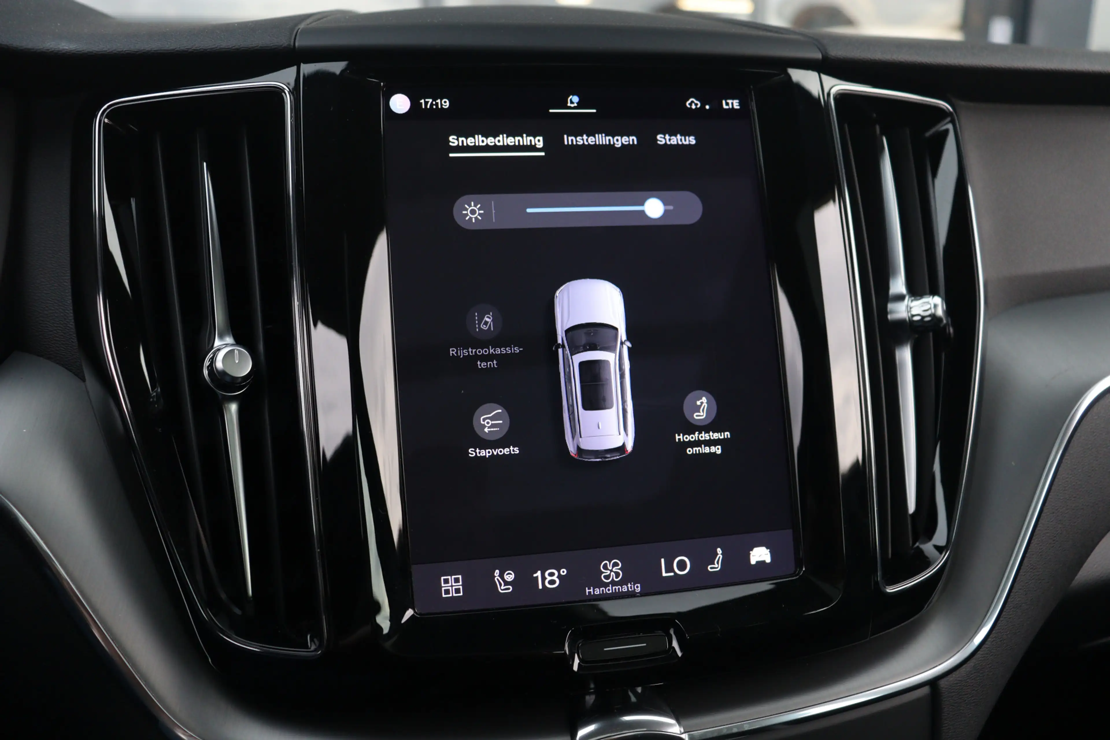 Volvo XC60 2.0 T6 Plug-in hybrid AWD Plus Dark | Pano | Trekh — photo 28