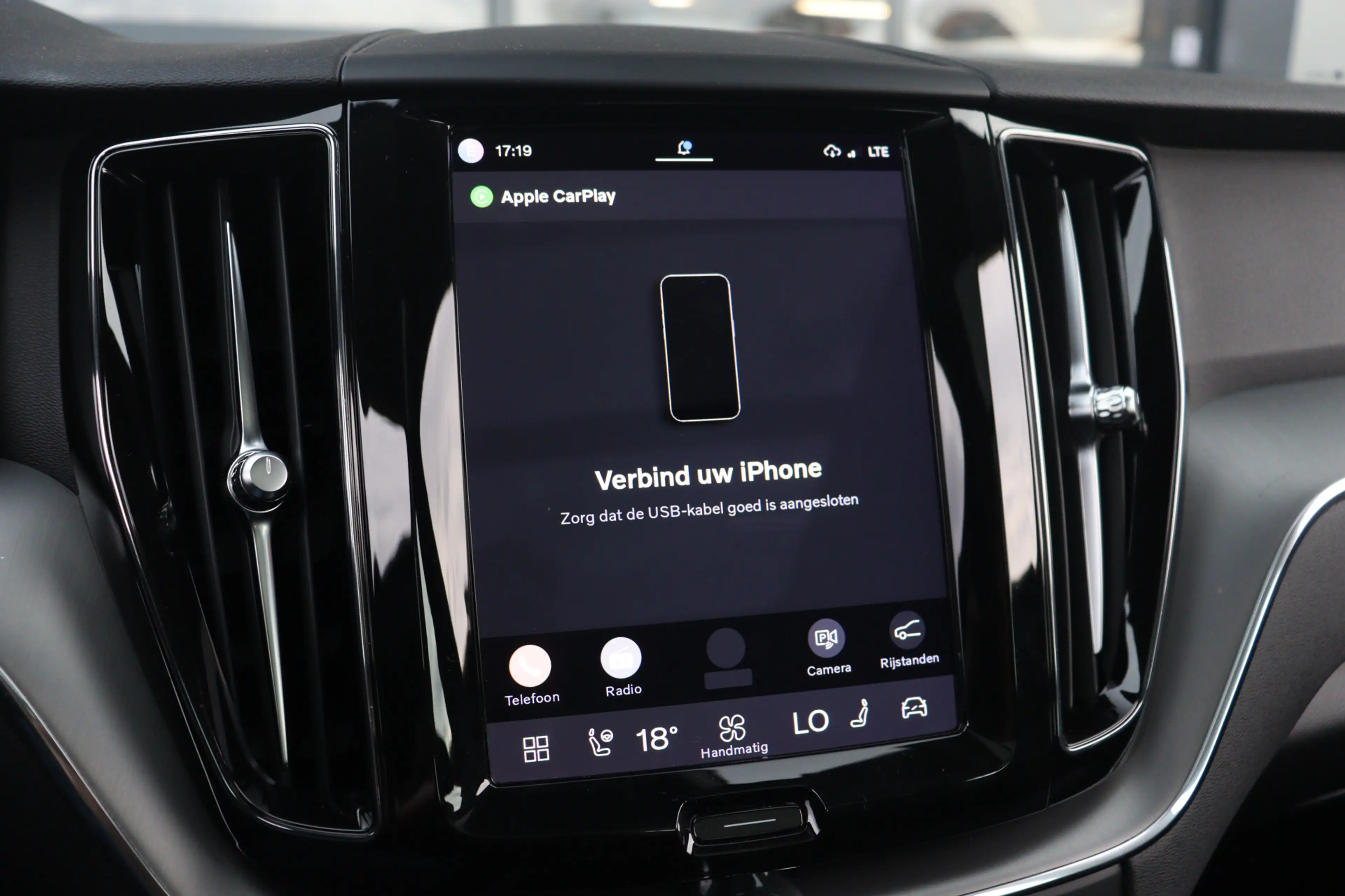 Volvo XC60 2.0 T6 Plug-in hybrid AWD Plus Dark | Pano | Trekh — photo 27