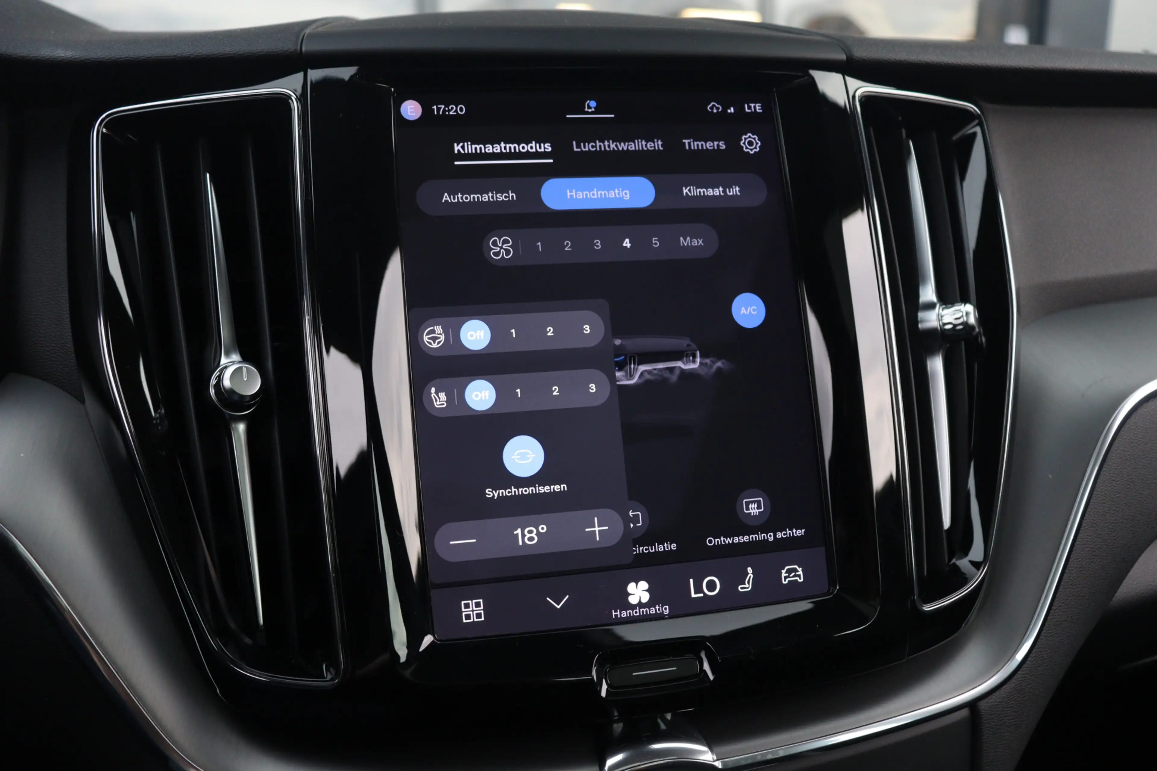 Volvo XC60 2.0 T6 Plug-in hybrid AWD Plus Dark | Pano | Trekh — photo 29