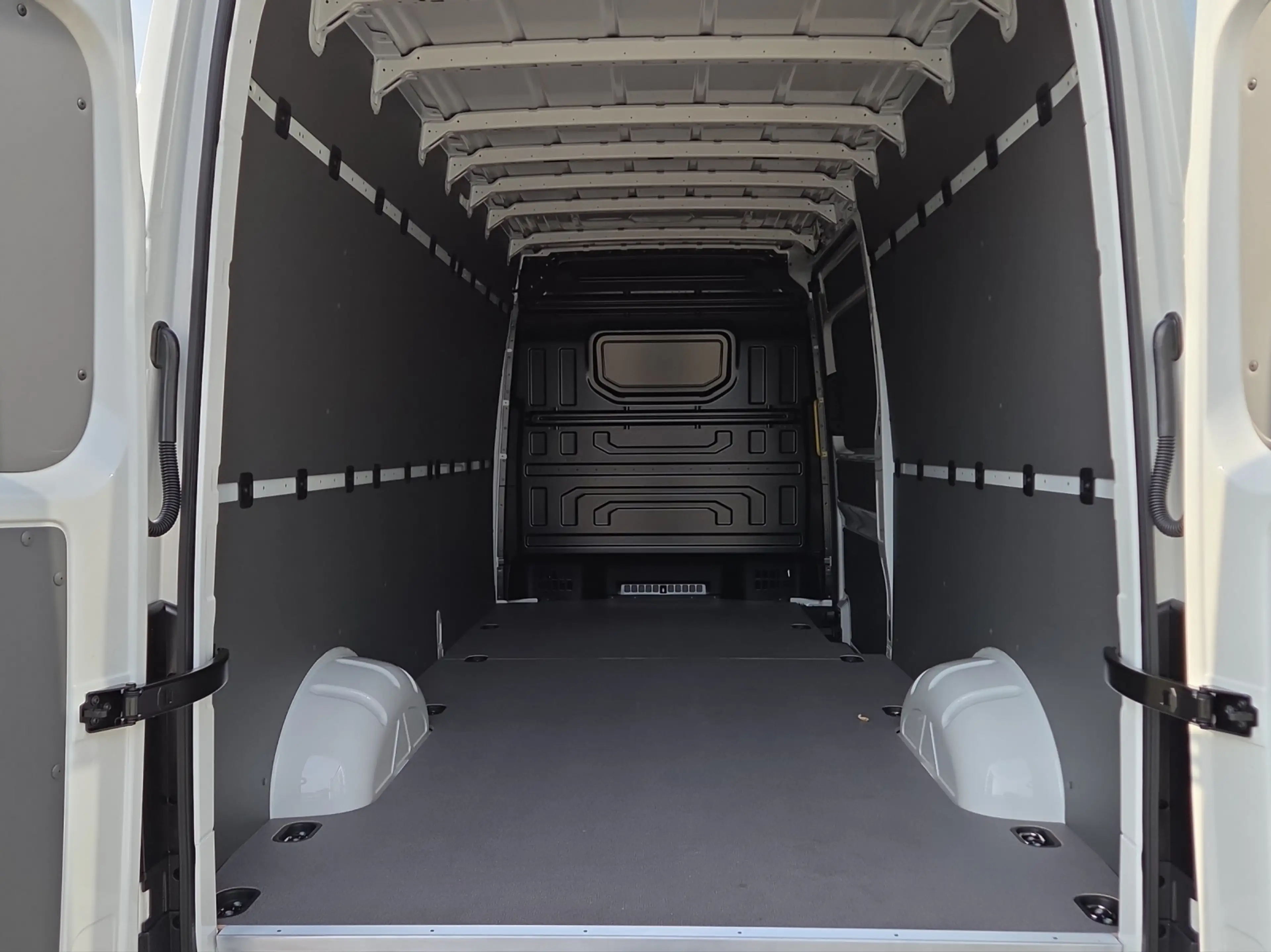 Volkswagen Crafter 35 Kasten 2.0 TDI 4Mo Automatic LR HD L4H3 AHK — photo 11