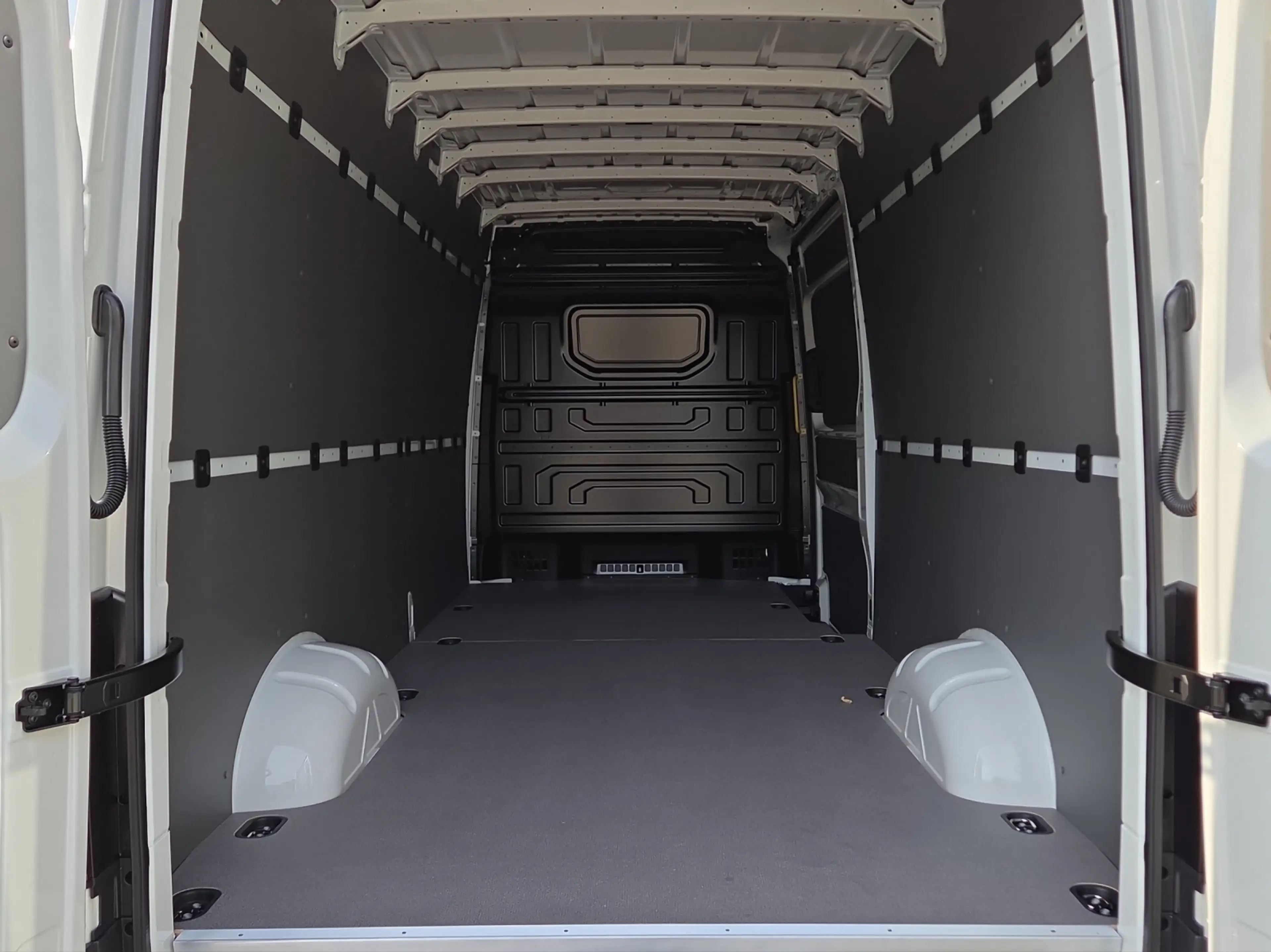 Volkswagen Crafter 35 Kasten 2.0 TDI 4Mo Automatic LR HD L4H3 AHK — photo 12