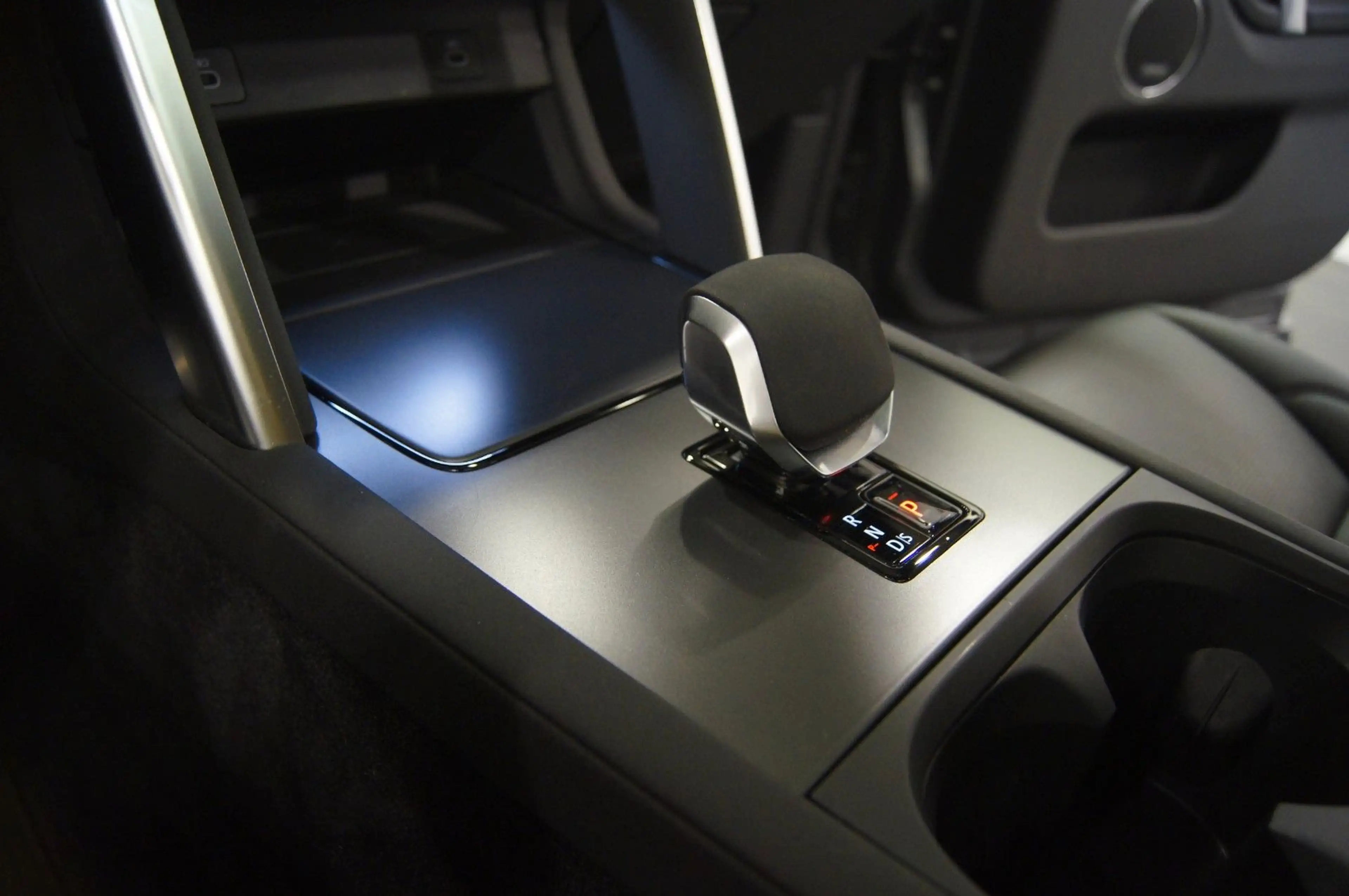 Land Rover Discovery Sport Dynamic SE AWD|PANO|AHK|MERIDIAN — photo 4