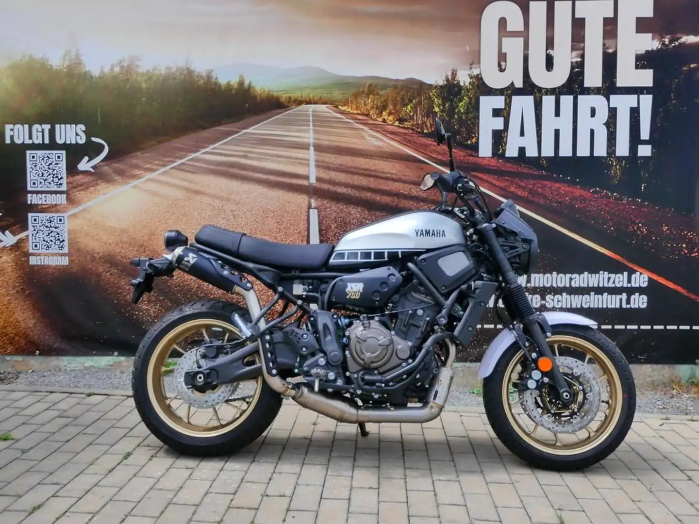 Yamaha XSR 700 Legacy mit Akrapovic Silber - 1