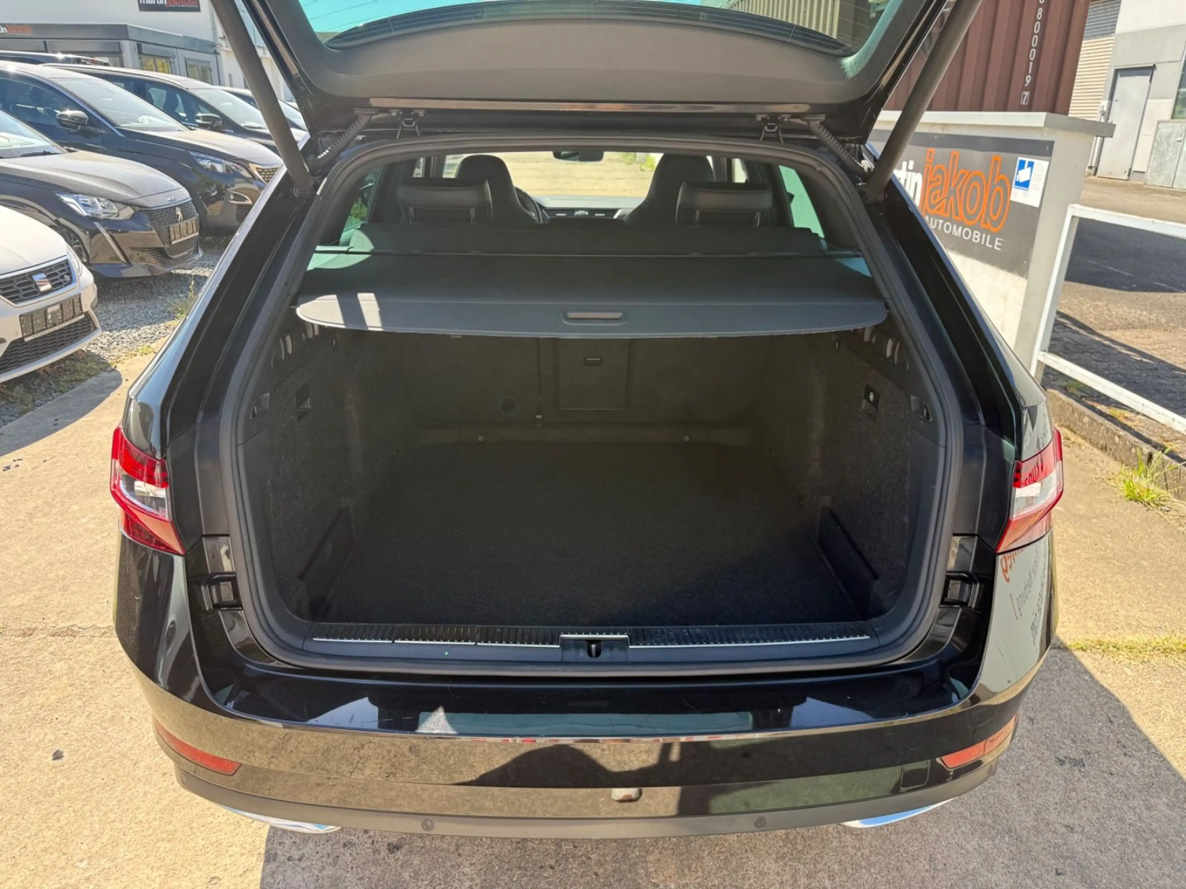 Skoda Superb Combi Sportline+AUTOMATIK+PDC+BC+MFL+ALCA — photo 8