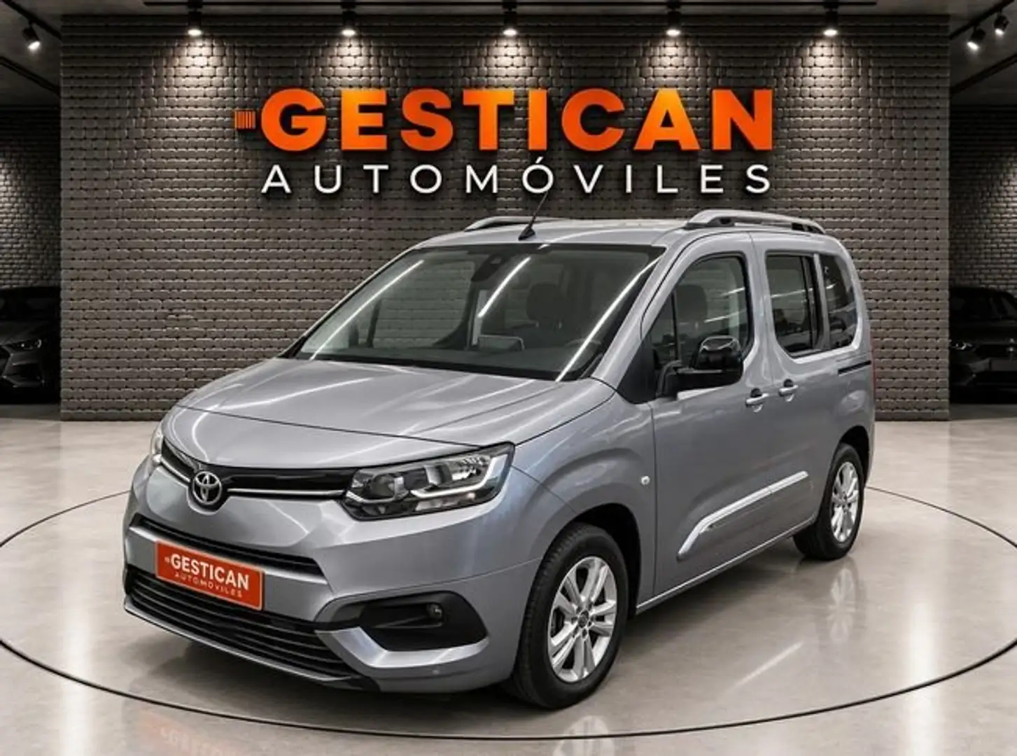Toyota 1.2 96kW (130CV) Family Active Auto L1 Plateado - 1