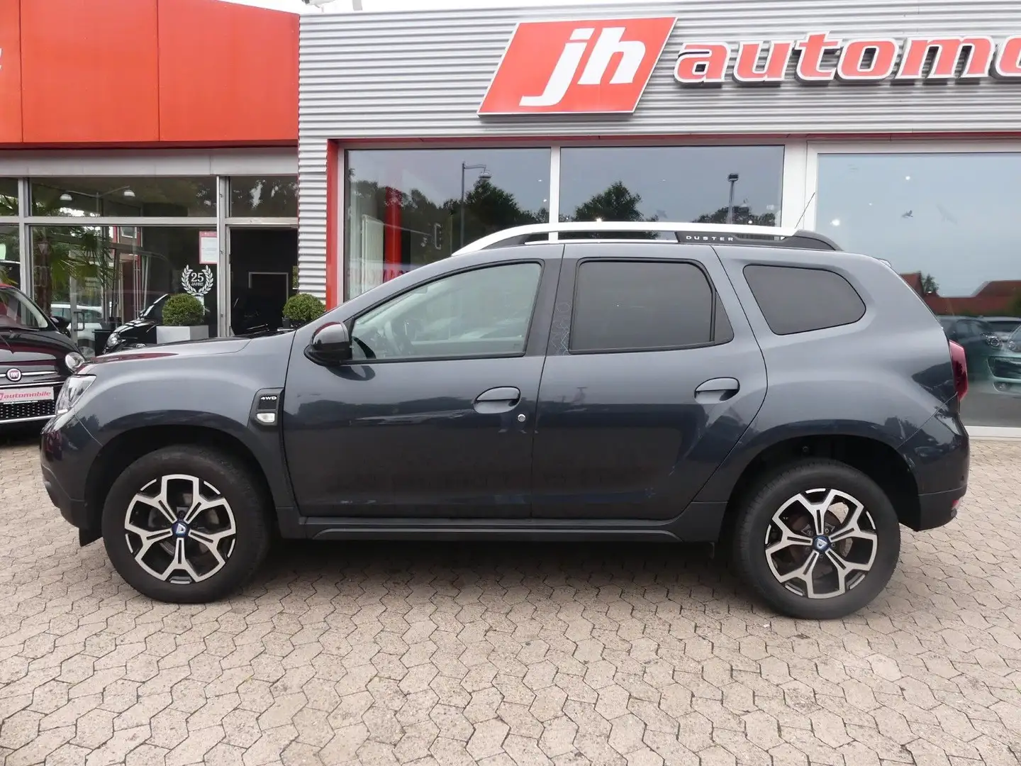 Dacia Duster II Celebration 4WD*Klima*Navi*SHZ*AHK Grau - 2