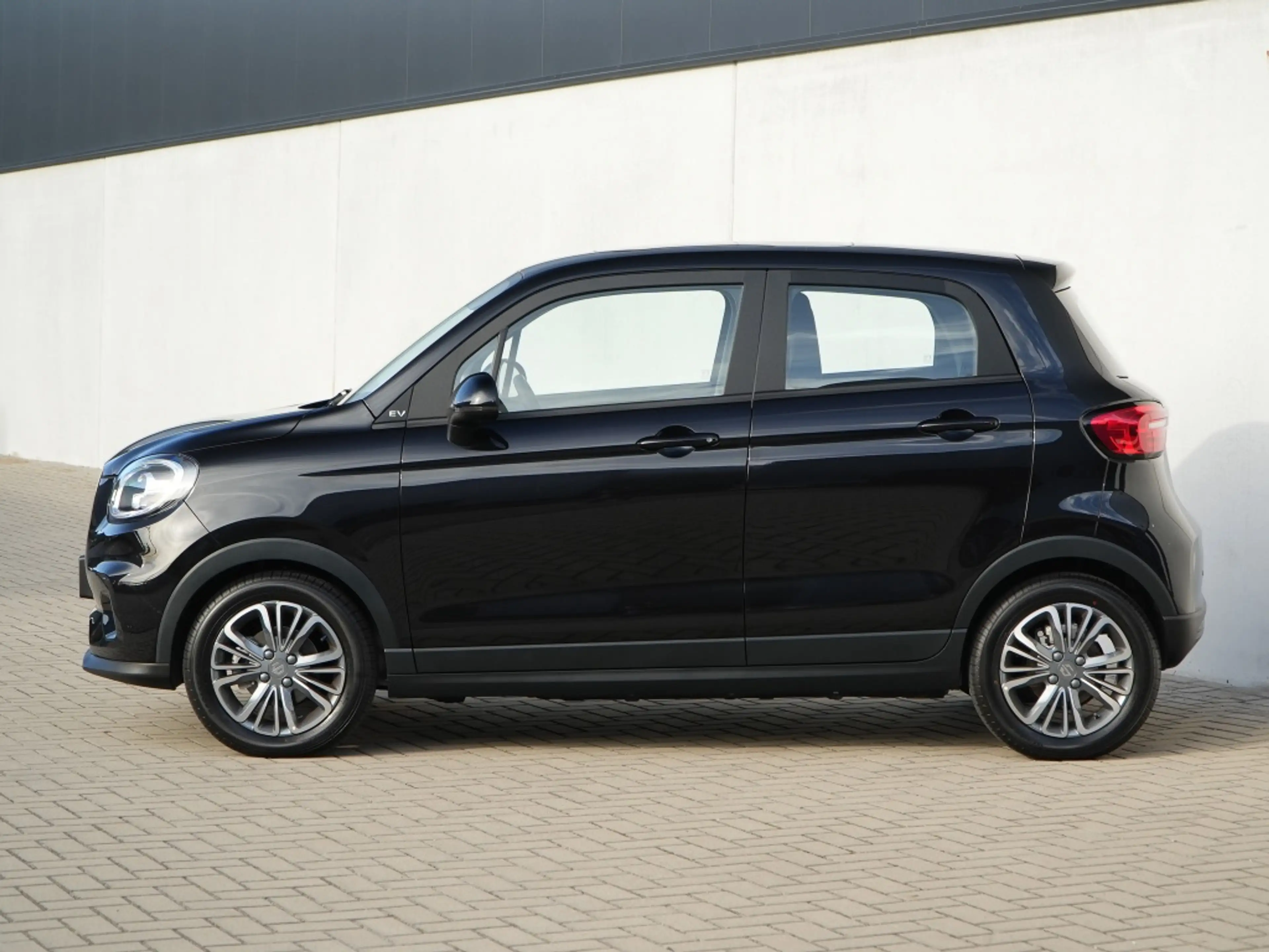 Leapmotor T03 Design 37.3 kWh Limited Black Edition — photo 7