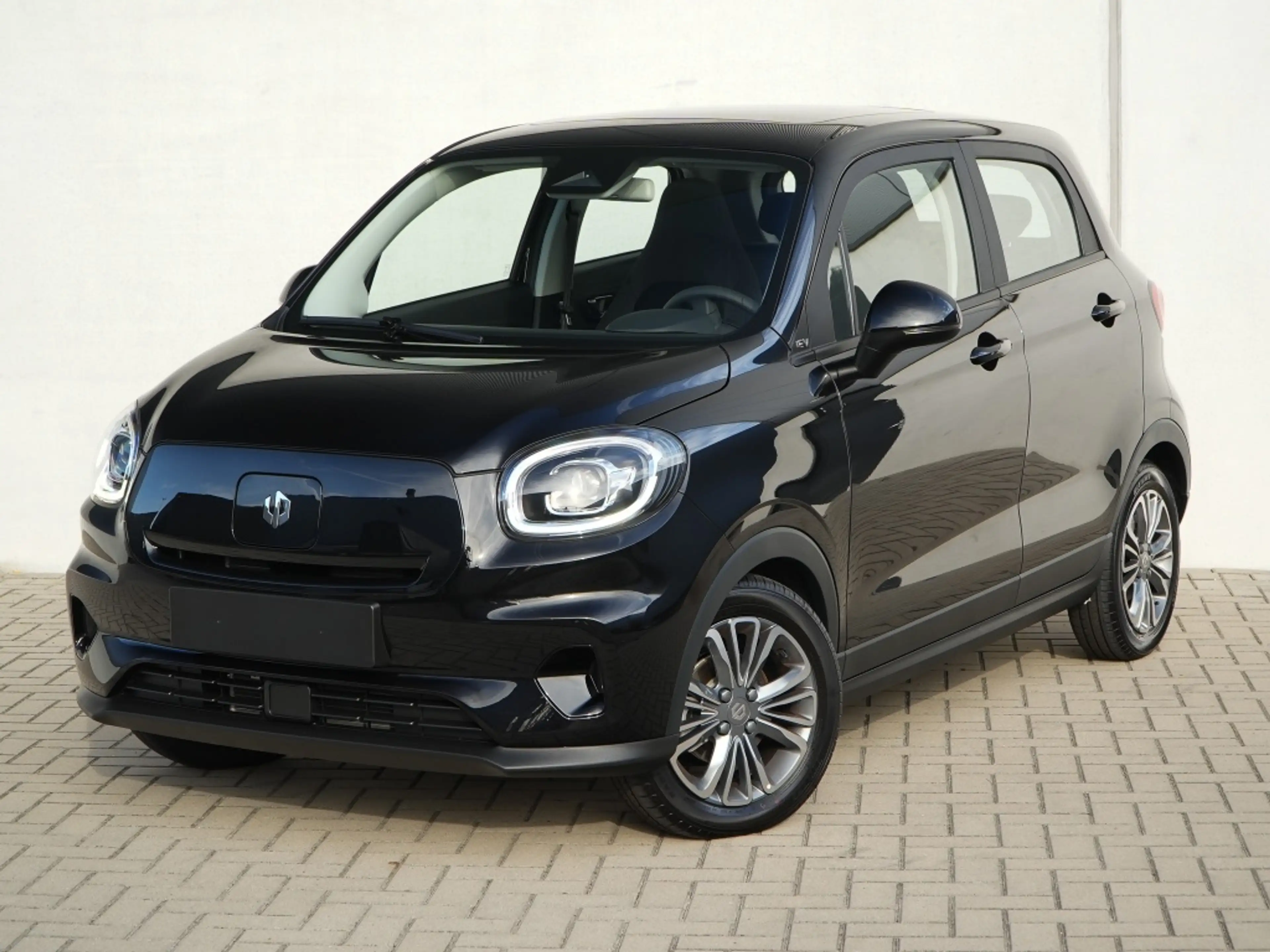 Leapmotor T03 Design 37.3 kWh Limited Black Edition — photo 2