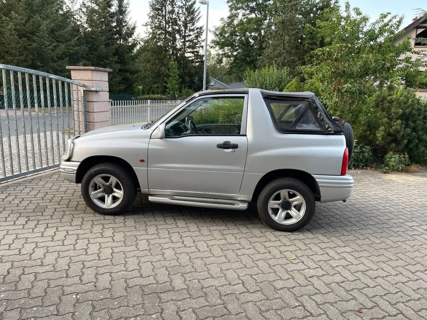Suzuki Grand Vitara Cabrio 2,0 Серебристый - 2