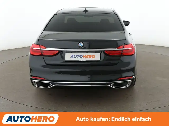 BMW 7 Series view 5