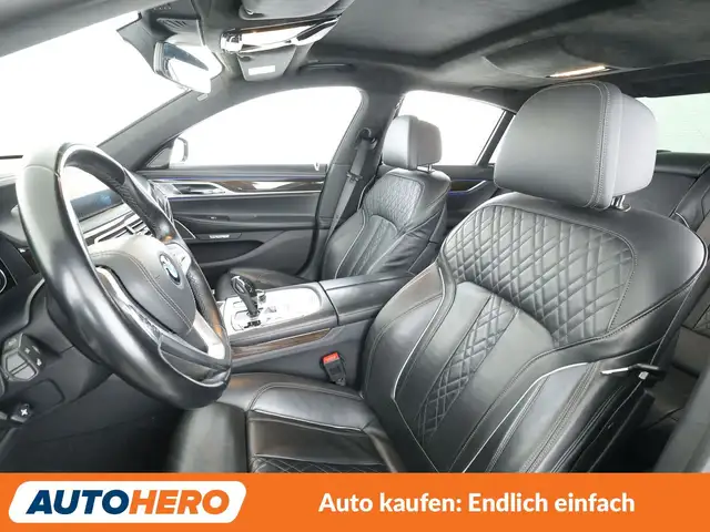 BMW 7 Series view 10