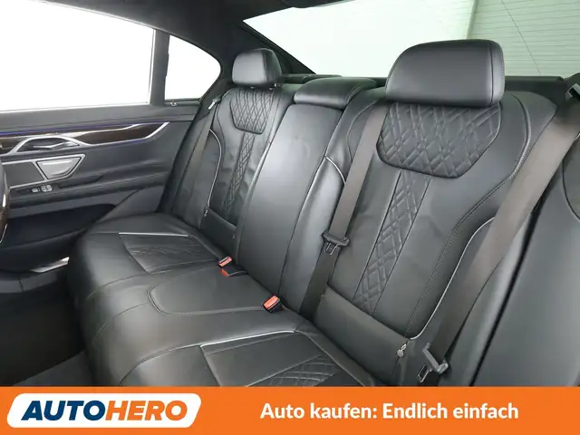 BMW 7 Series view 14
