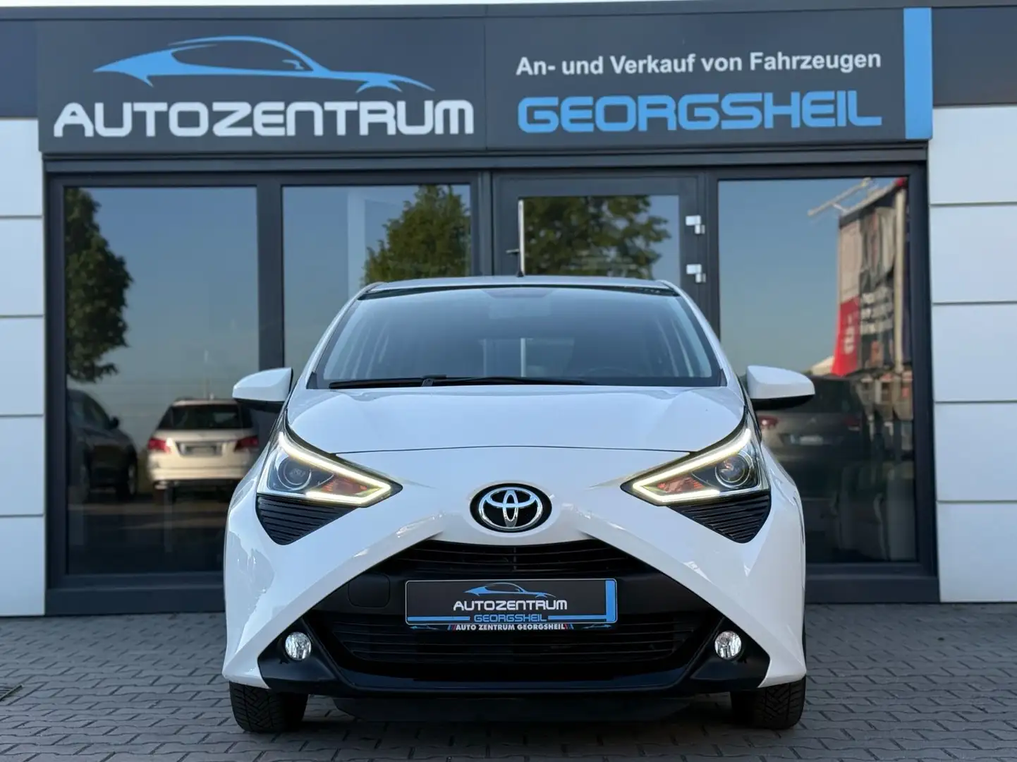Toyota AYGO x-play Team D/R-CAM/DAB/1-HAND/CarPlay Білий - 2