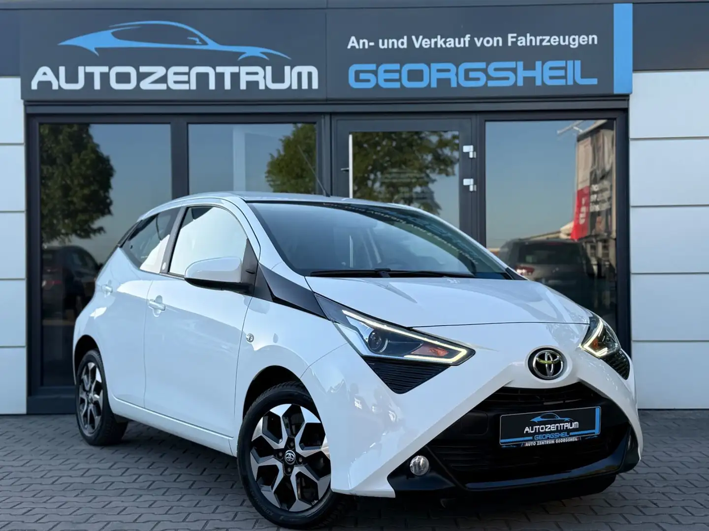 Toyota AYGO x-play Team D/R-CAM/DAB/1-HAND/CarPlay Білий - 1