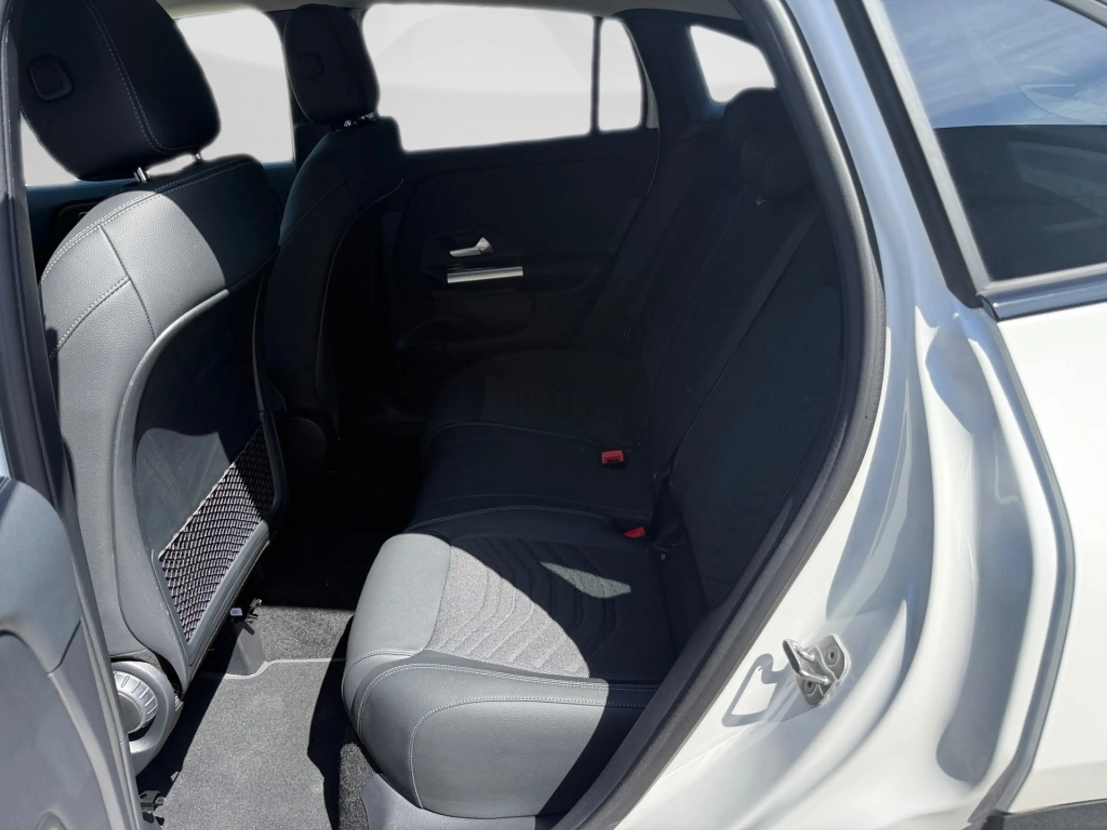 Mercedes-Benz GLA 180 NIGHT PROGRESSIVE KAMERA SPUR PDC SHZ — photo 14