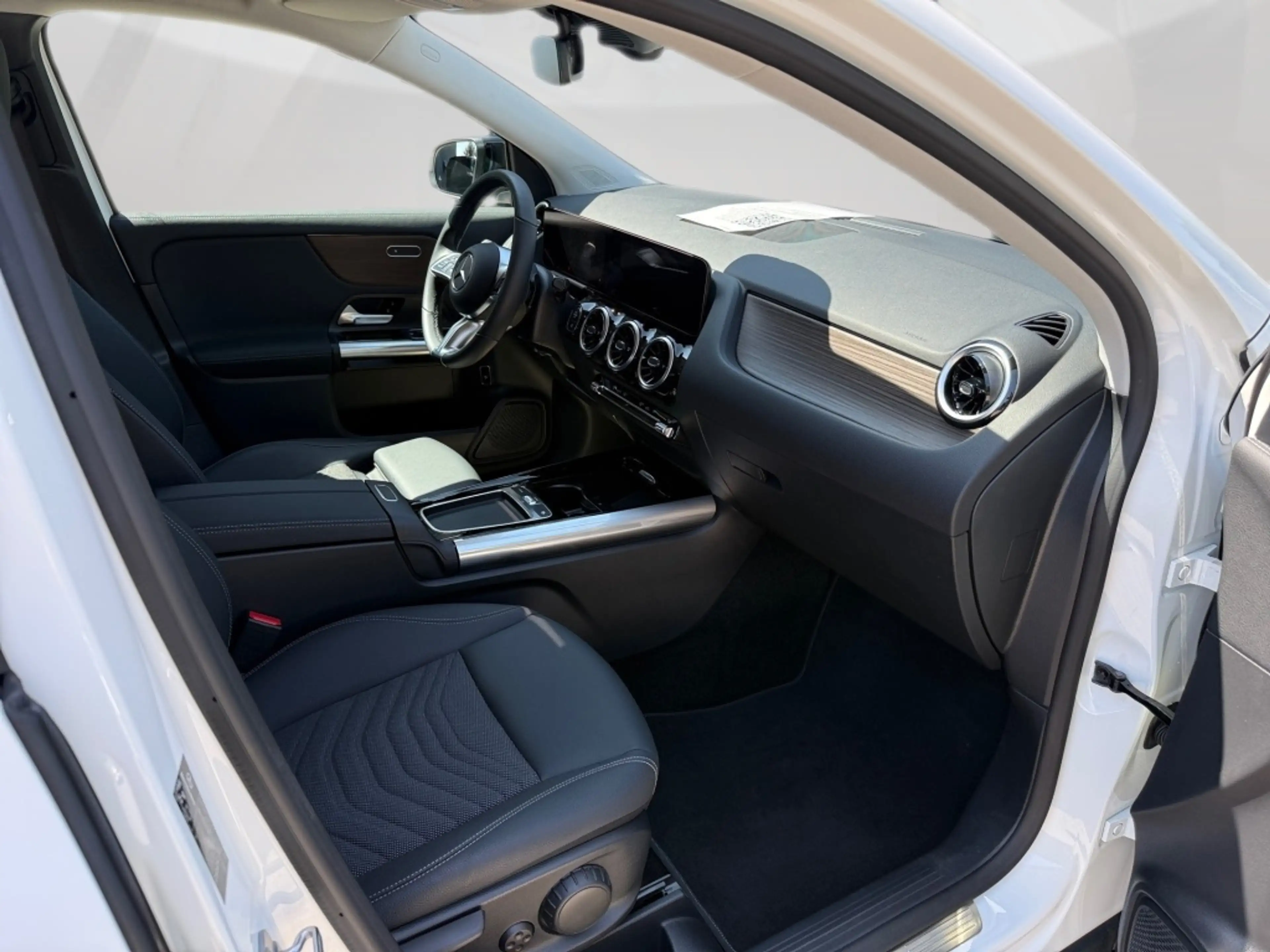 Mercedes-Benz GLA 180 NIGHT PROGRESSIVE KAMERA SPUR PDC SHZ — photo 11