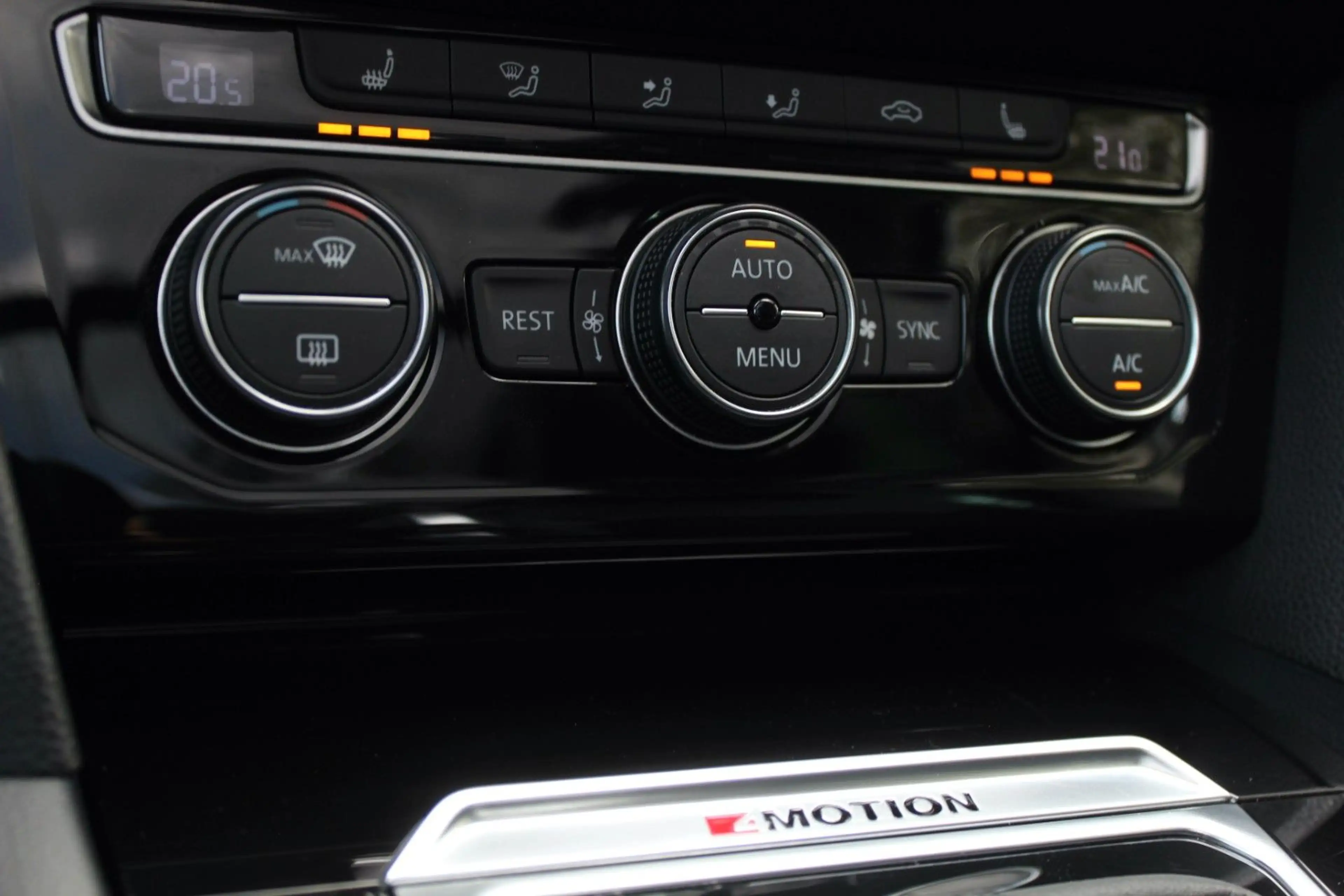 Volkswagen Passat Variant 1.HAND! HIGHLINE R-LINE 4x4 MASSAGE ACC KAM PANO — photo 40