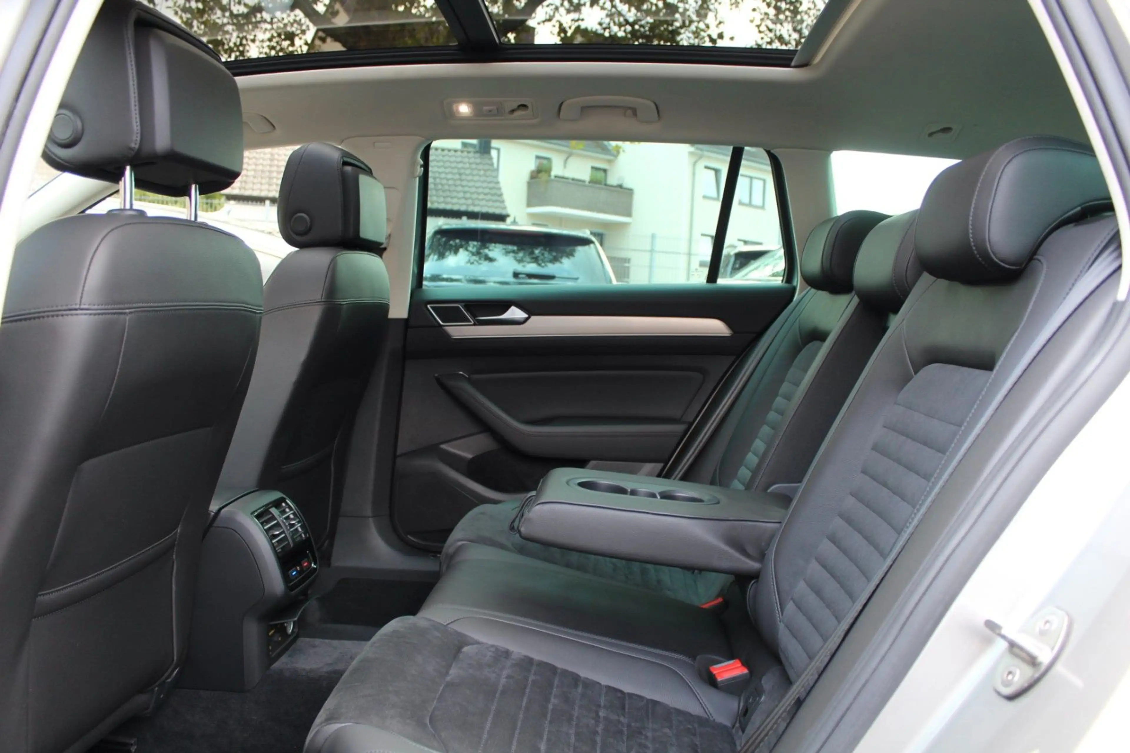 Volkswagen Passat Variant 1.HAND! HIGHLINE R-LINE 4x4 MASSAGE ACC KAM PANO — photo 7