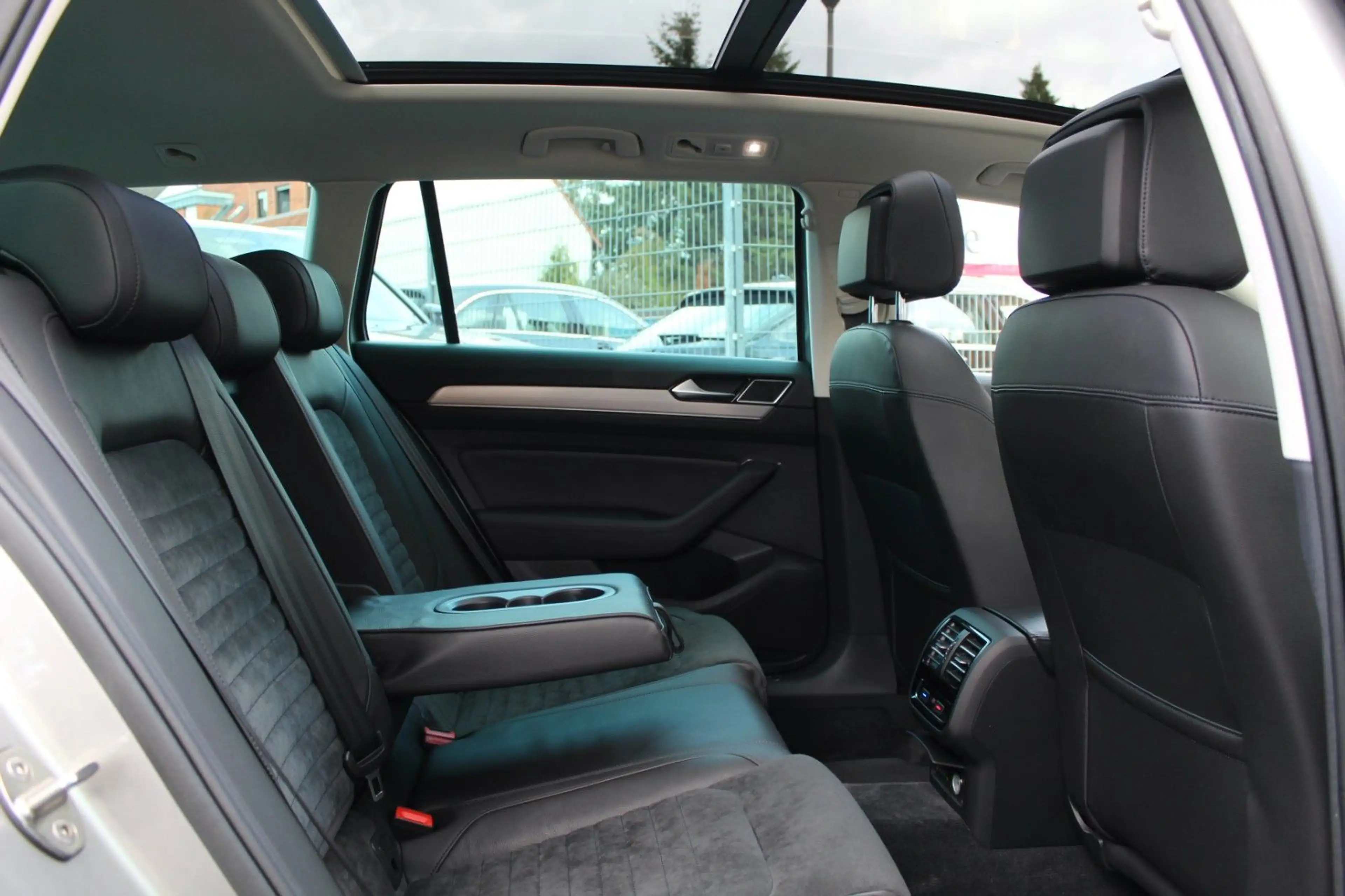 Volkswagen Passat Variant 1.HAND! HIGHLINE R-LINE 4x4 MASSAGE ACC KAM PANO — photo 9