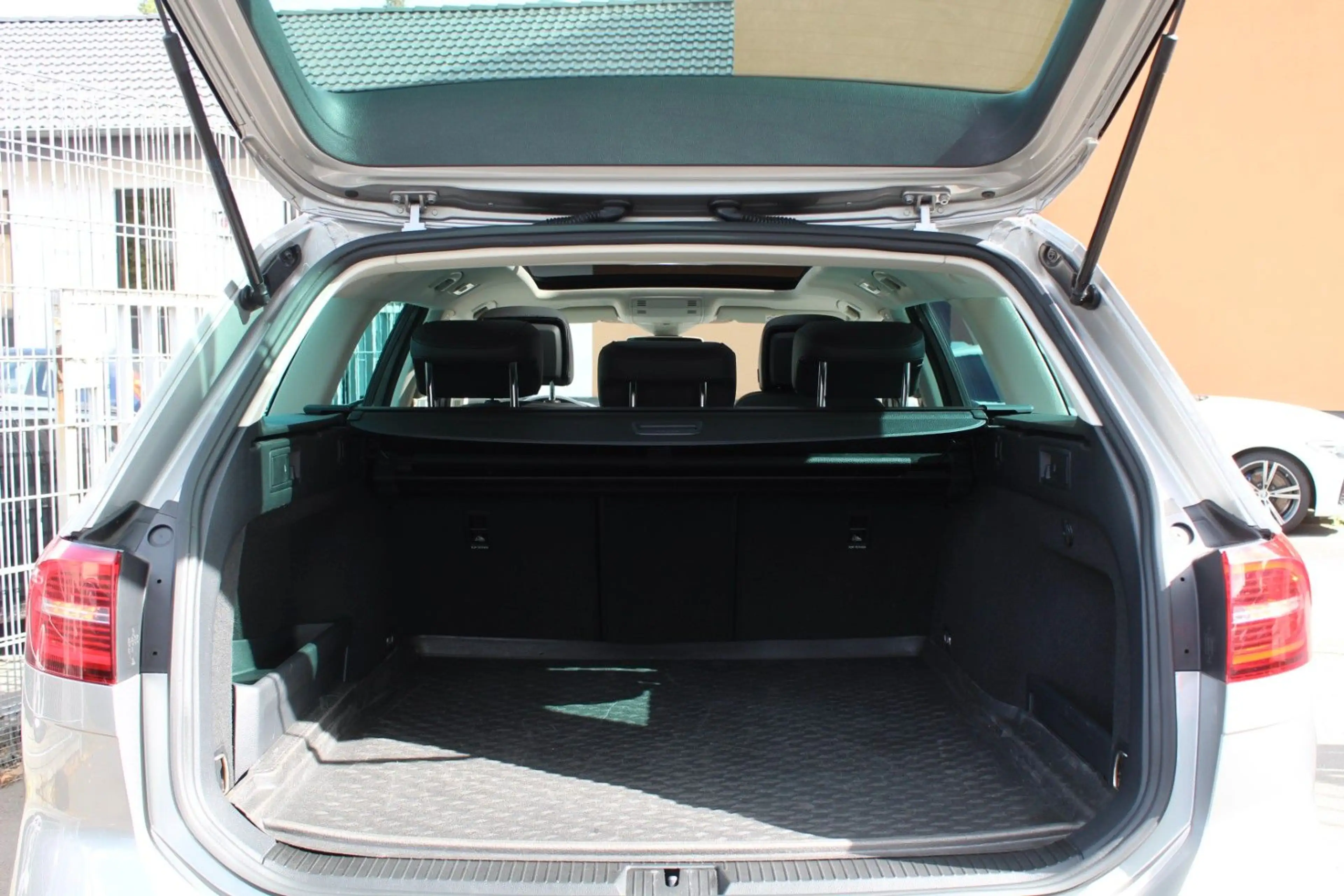 Volkswagen Passat Variant 1.HAND! HIGHLINE R-LINE 4x4 MASSAGE ACC KAM PANO — photo 19
