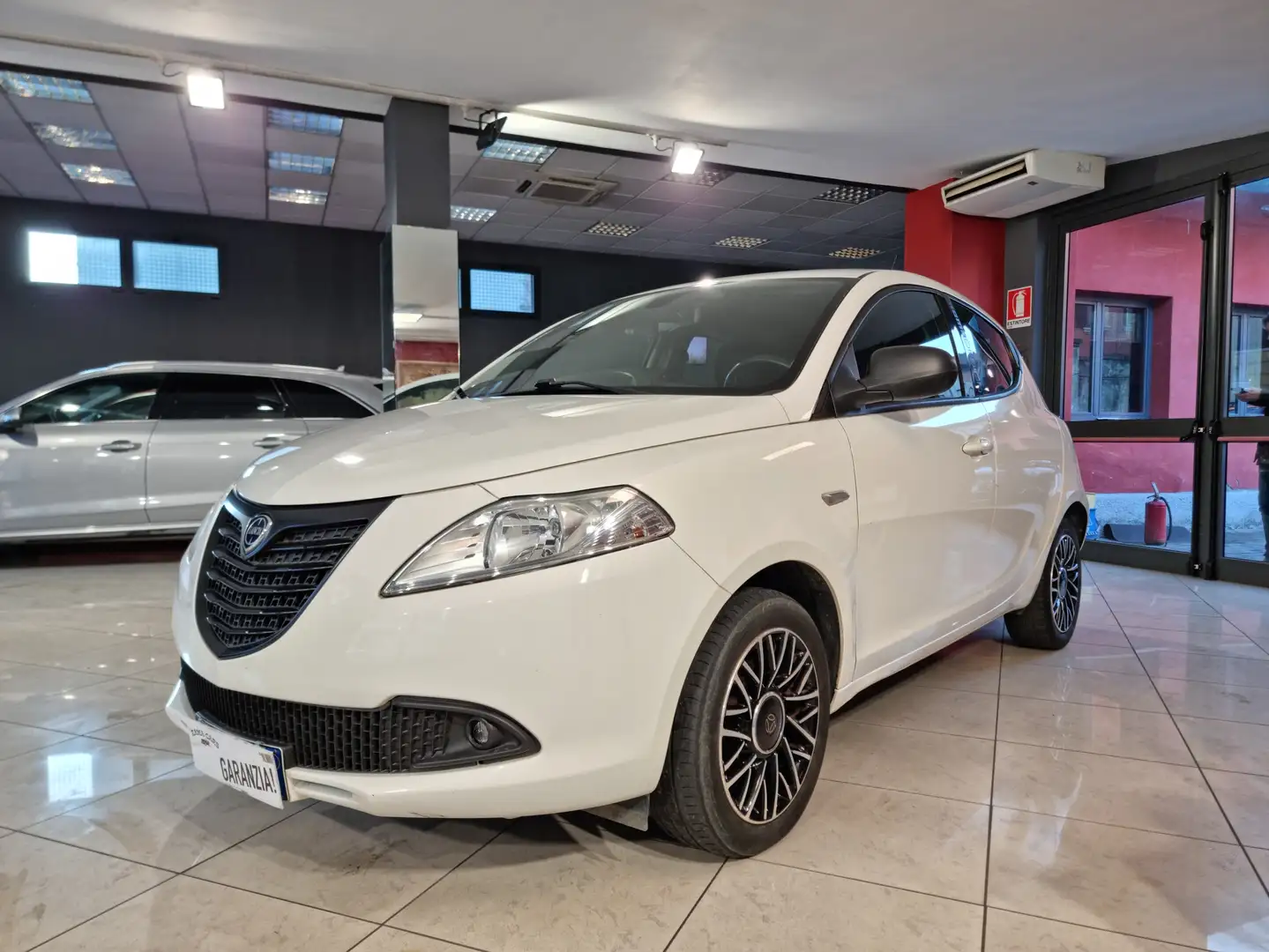Lancia Ypsilon 1.2 MOMO DESIGN Weiß - 1