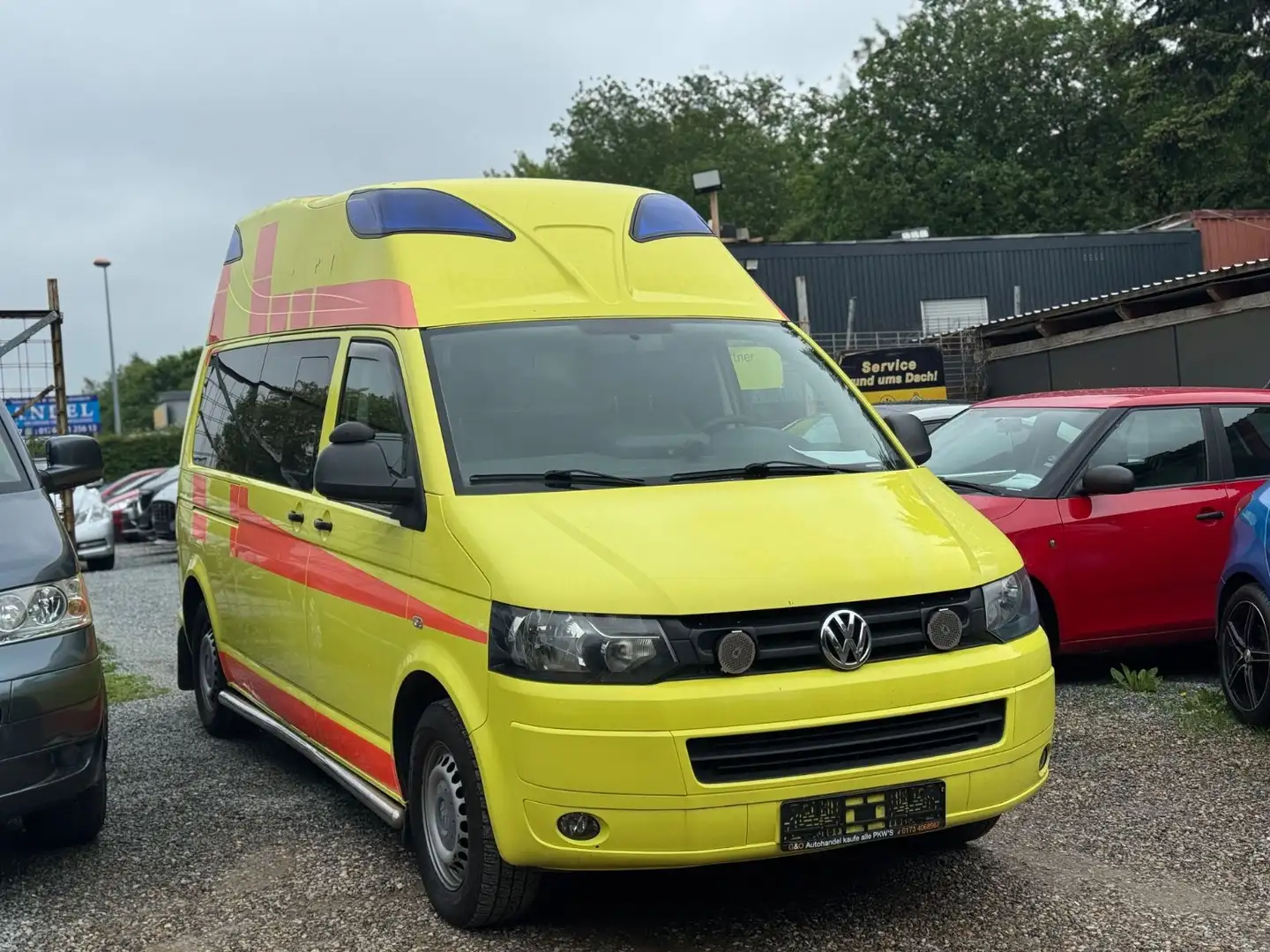 Volkswagen T5 Transporter lang*Krankenwagen*TÜV NEU Jaune - 1