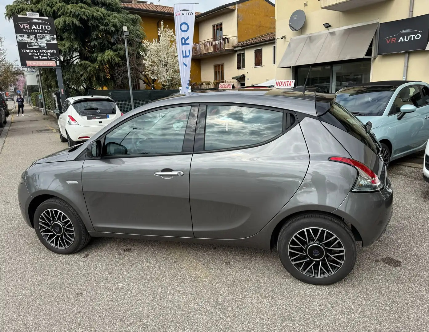 Lancia Ypsilon HYBRID 1.0 70 CV S&S PLATINO/NEOPATENT/PROMO FIN Grigio - 2