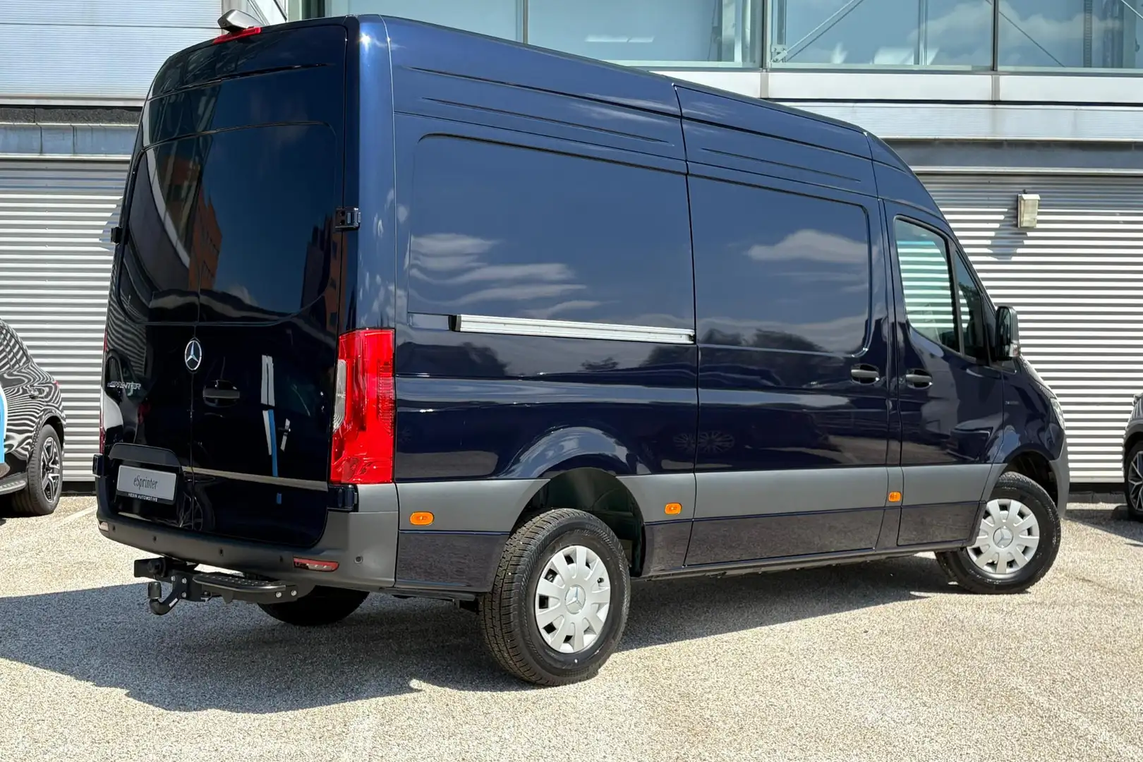 Mercedes-Benz 320 eSprinter L2/H2 Pro 81kWh | Winterpakket | High-pe Blauw - 2