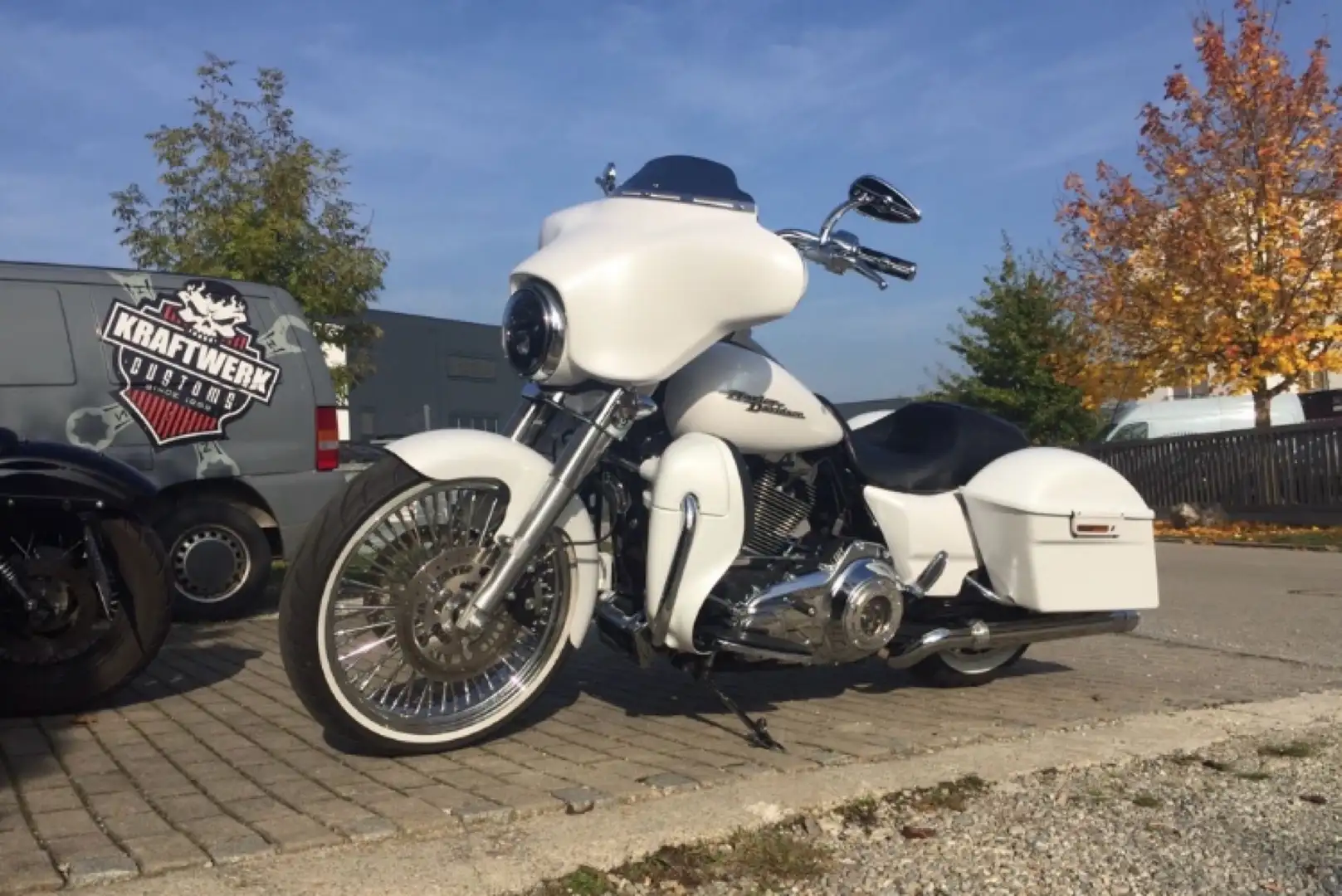 Harley-Davidson Street Glide 1.Hand von HD Regensburg viele Umbauten Beyaz - 1