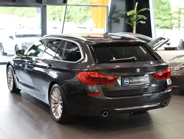 BMW 5 Series view 4