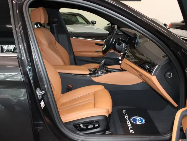 BMW 5 Series view 10