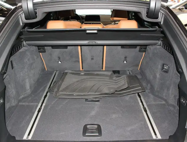 BMW 5 Series view 8
