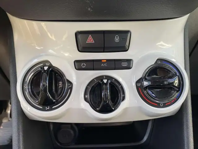 Peugeot 208 view 10